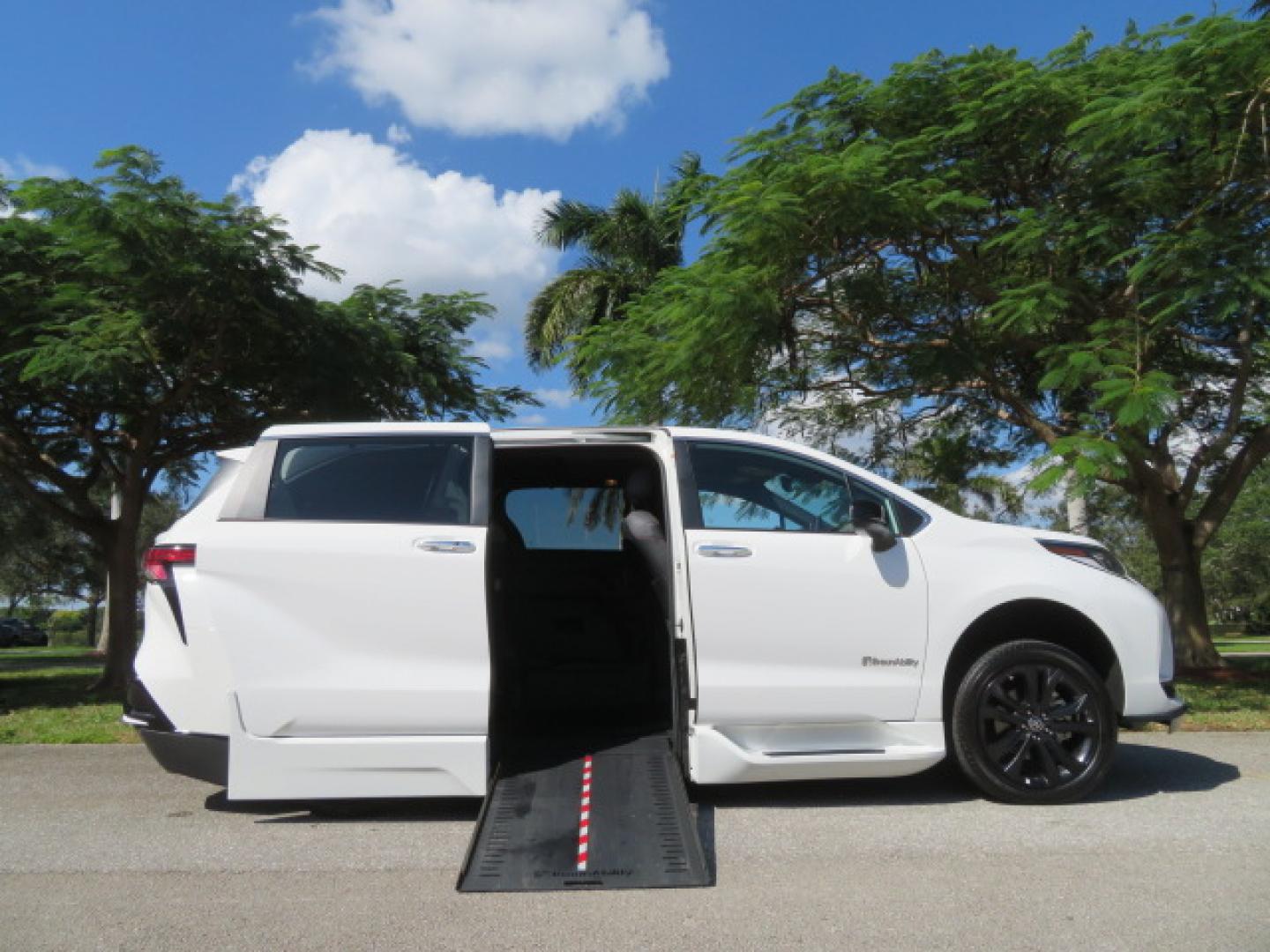 2023 White /Black Toyota Sienna XSE 7-Passenger (5TDXRKEC9PS) with an 2.5L L4 DOHC 16V HYBRID engine, CVT transmission, located at 4301 Oak Circle #19, Boca Raton, FL, 33431, (954) 561-2499, 26.388472, -80.084045 - Photo#34