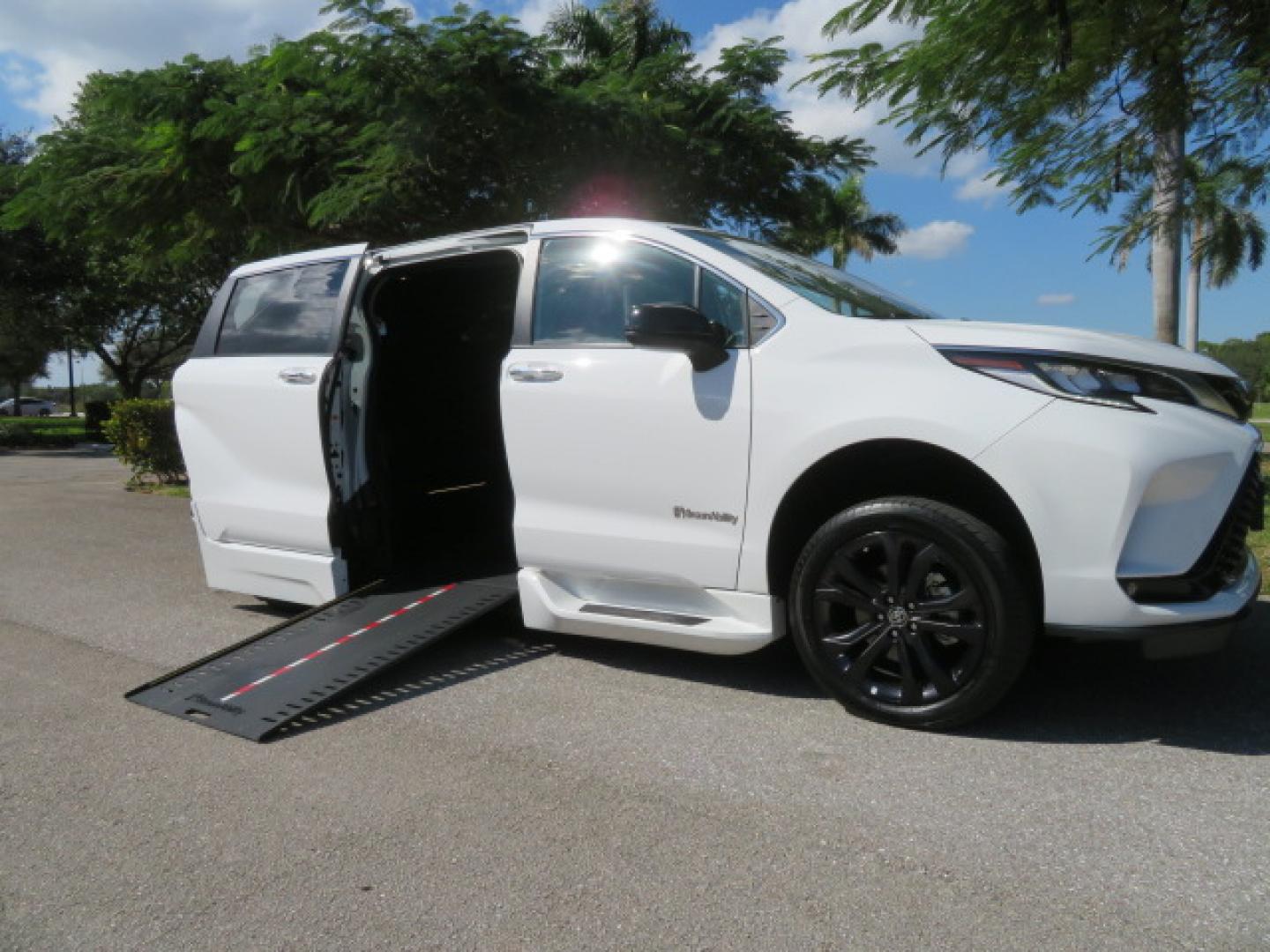 2023 White /Black Toyota Sienna XSE 7-Passenger (5TDXRKEC9PS) with an 2.5L L4 DOHC 16V HYBRID engine, CVT transmission, located at 4301 Oak Circle #19, Boca Raton, FL, 33431, (954) 561-2499, 26.388472, -80.084045 - Photo#36