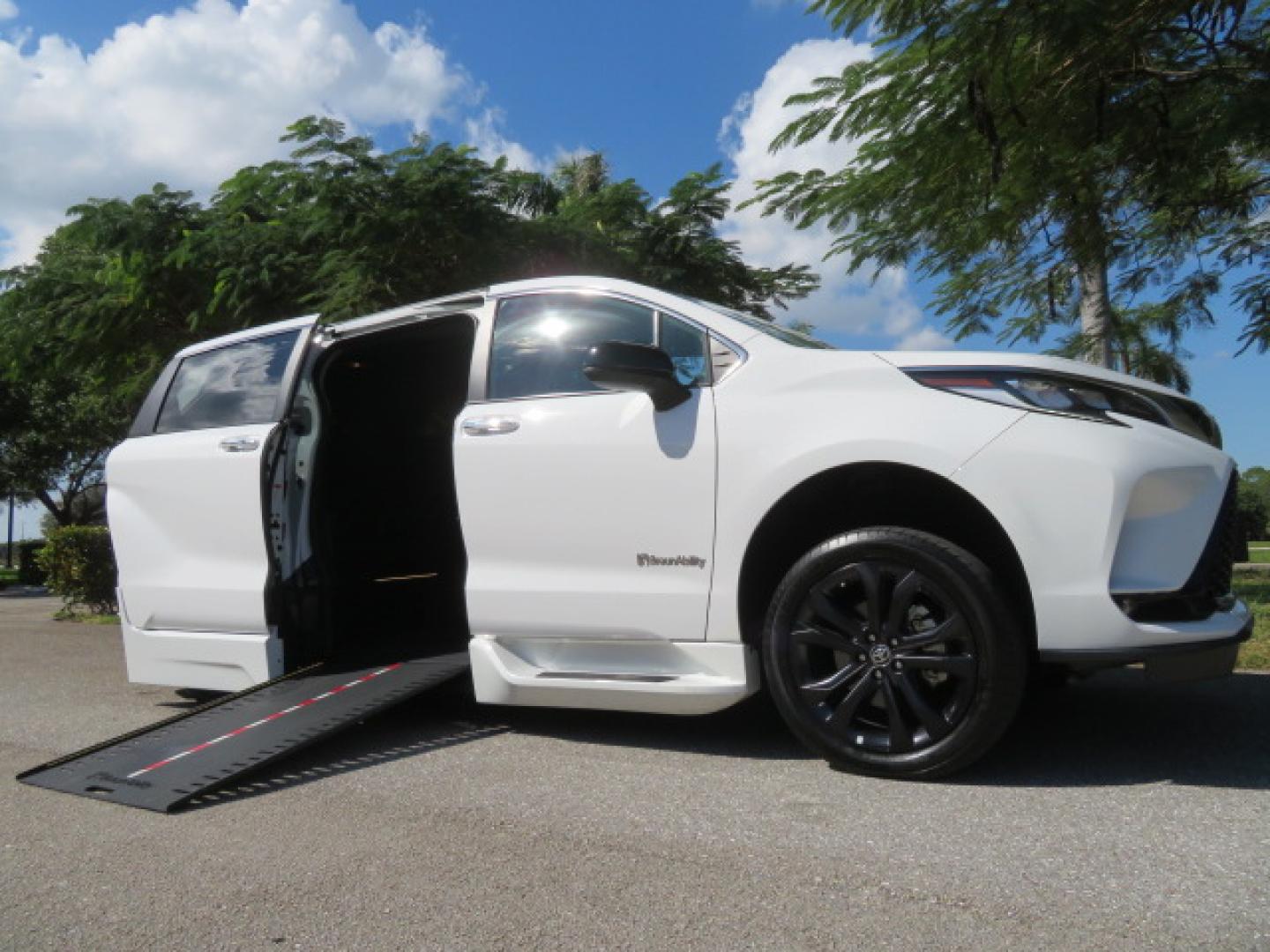 2023 White /Black Toyota Sienna XSE 7-Passenger (5TDXRKEC9PS) with an 2.5L L4 DOHC 16V HYBRID engine, CVT transmission, located at 4301 Oak Circle #19, Boca Raton, FL, 33431, (954) 561-2499, 26.388472, -80.084045 - Photo#1