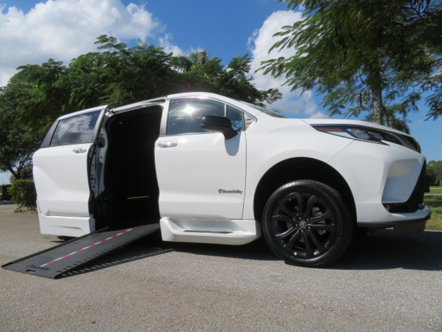 2023 White /Black Toyota Sienna XSE 7-Passenger (5TDXRKEC9PS) with an 2.5L L4 DOHC 16V HYBRID engine, CVT transmission, located at 4301 Oak Circle #19, Boca Raton, FL, 33431, (954) 561-2499, 26.388472, -80.084045 - Photo#37