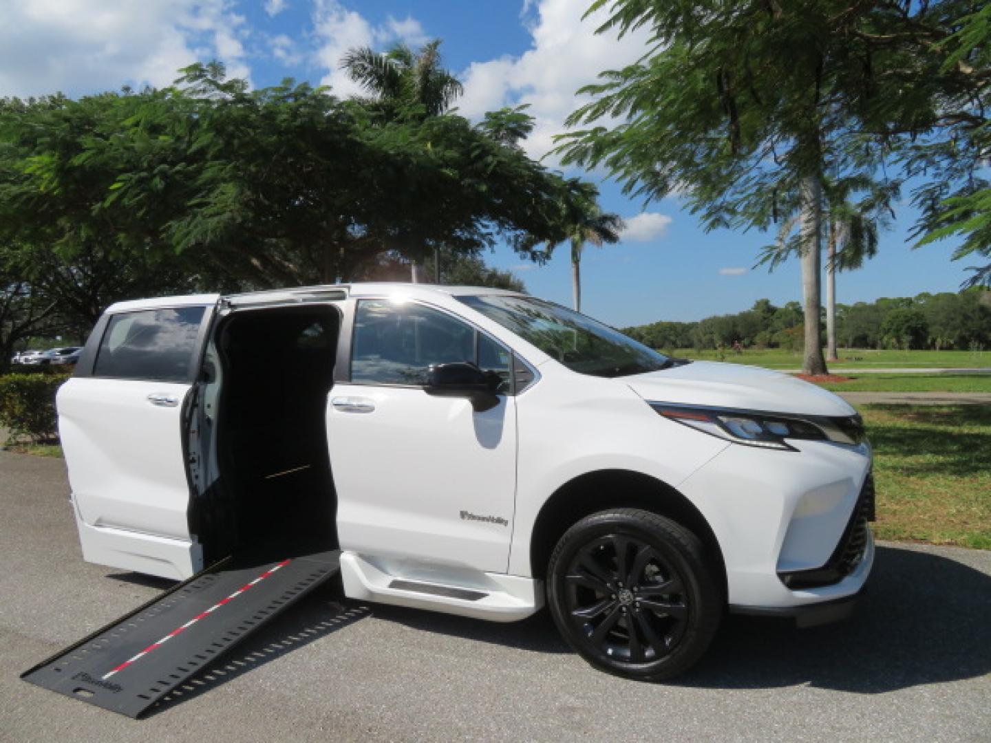 2023 White /Black Toyota Sienna XSE 7-Passenger (5TDXRKEC9PS) with an 2.5L L4 DOHC 16V HYBRID engine, CVT transmission, located at 4301 Oak Circle #19, Boca Raton, FL, 33431, (954) 561-2499, 26.388472, -80.084045 - Photo#38