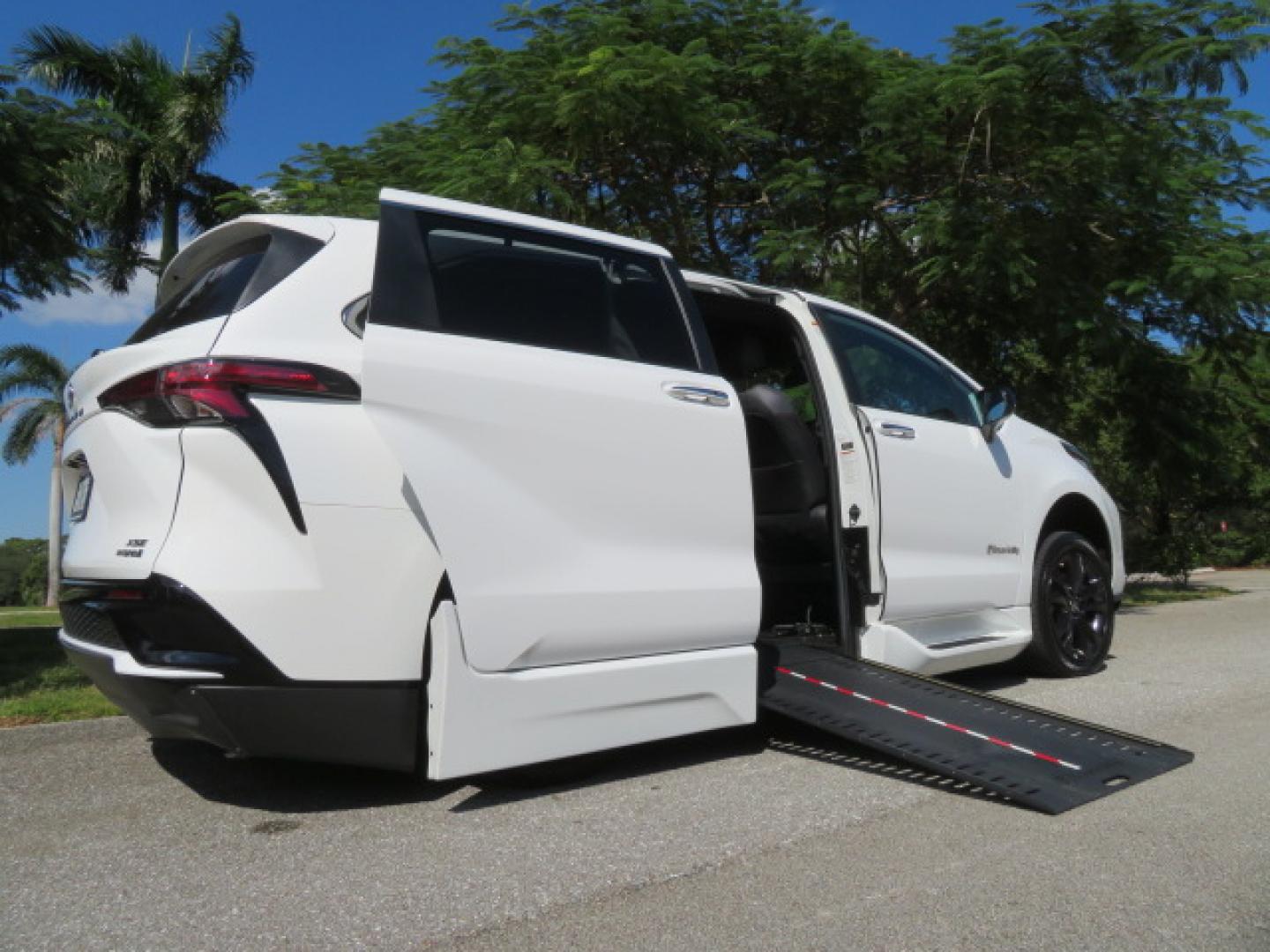 2023 White /Black Toyota Sienna XSE 7-Passenger (5TDXRKEC9PS) with an 2.5L L4 DOHC 16V HYBRID engine, CVT transmission, located at 4301 Oak Circle #19, Boca Raton, FL, 33431, (954) 561-2499, 26.388472, -80.084045 - Photo#40