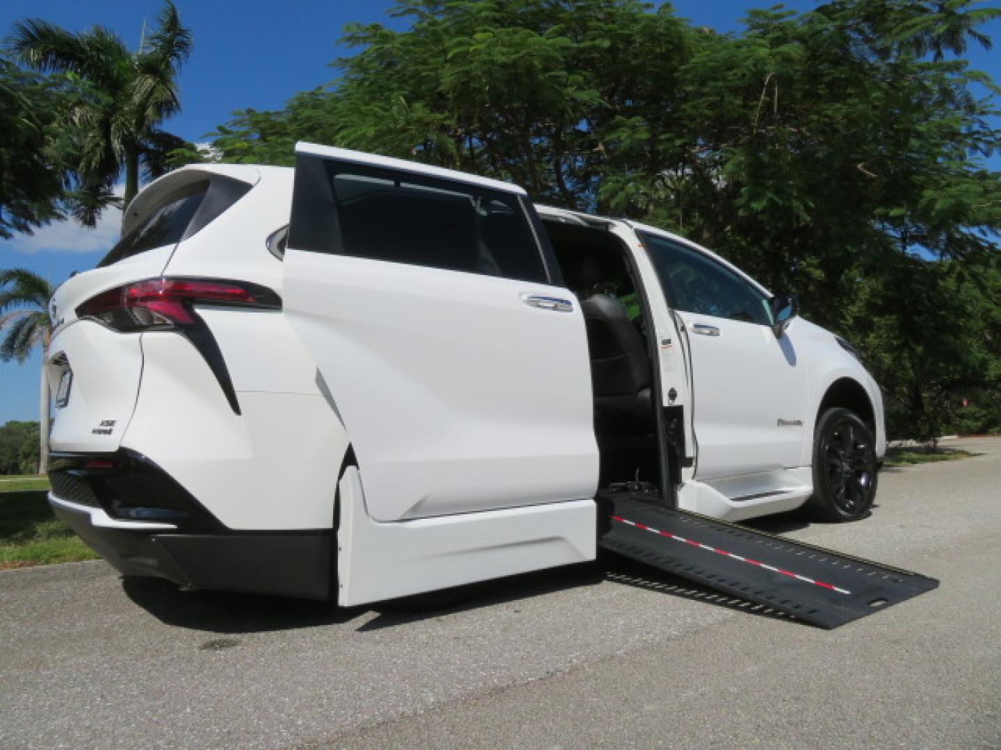 2023 White /Black Toyota Sienna XSE 7-Passenger (5TDXRKEC9PS) with an 2.5L L4 DOHC 16V HYBRID engine, CVT transmission, located at 4301 Oak Circle #19, Boca Raton, FL, 33431, (954) 561-2499, 26.388472, -80.084045 - Photo#3