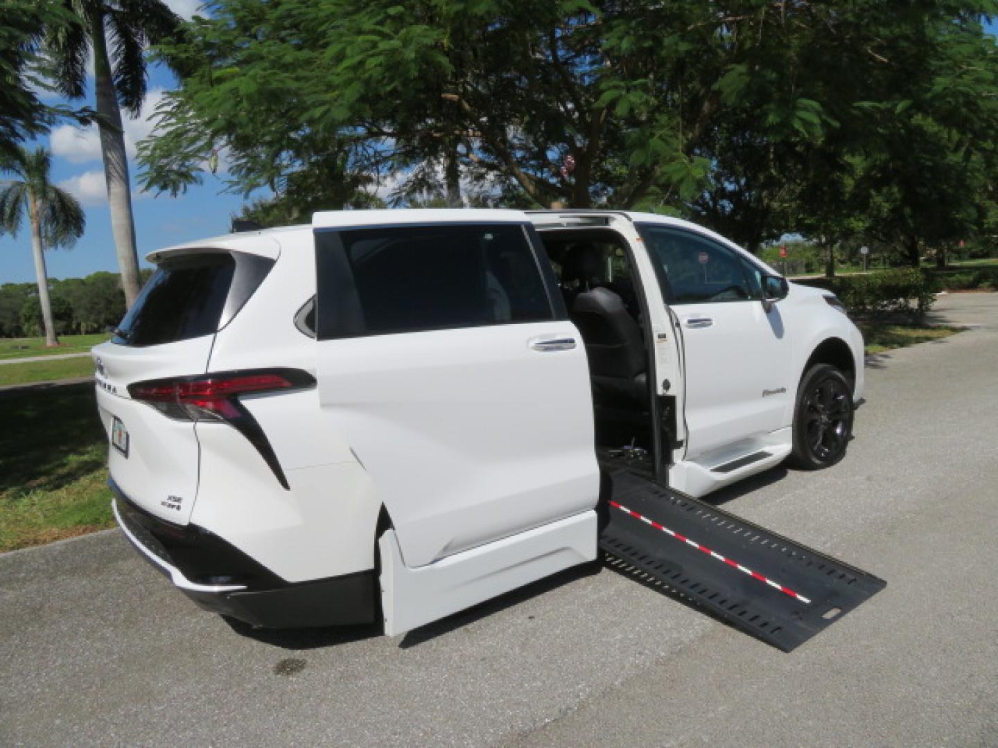 2023 White /Black Toyota Sienna XSE 7-Passenger (5TDXRKEC9PS) with an 2.5L L4 DOHC 16V HYBRID engine, CVT transmission, located at 4301 Oak Circle #19, Boca Raton, FL, 33431, (954) 561-2499, 26.388472, -80.084045 - Photo#41