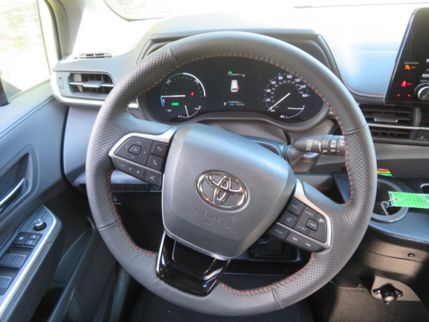 2023 White /Black Toyota Sienna XSE 7-Passenger (5TDXRKEC9PS) with an 2.5L L4 DOHC 16V HYBRID engine, CVT transmission, located at 4301 Oak Circle #19, Boca Raton, FL, 33431, (954) 561-2499, 26.388472, -80.084045 - Photo#55