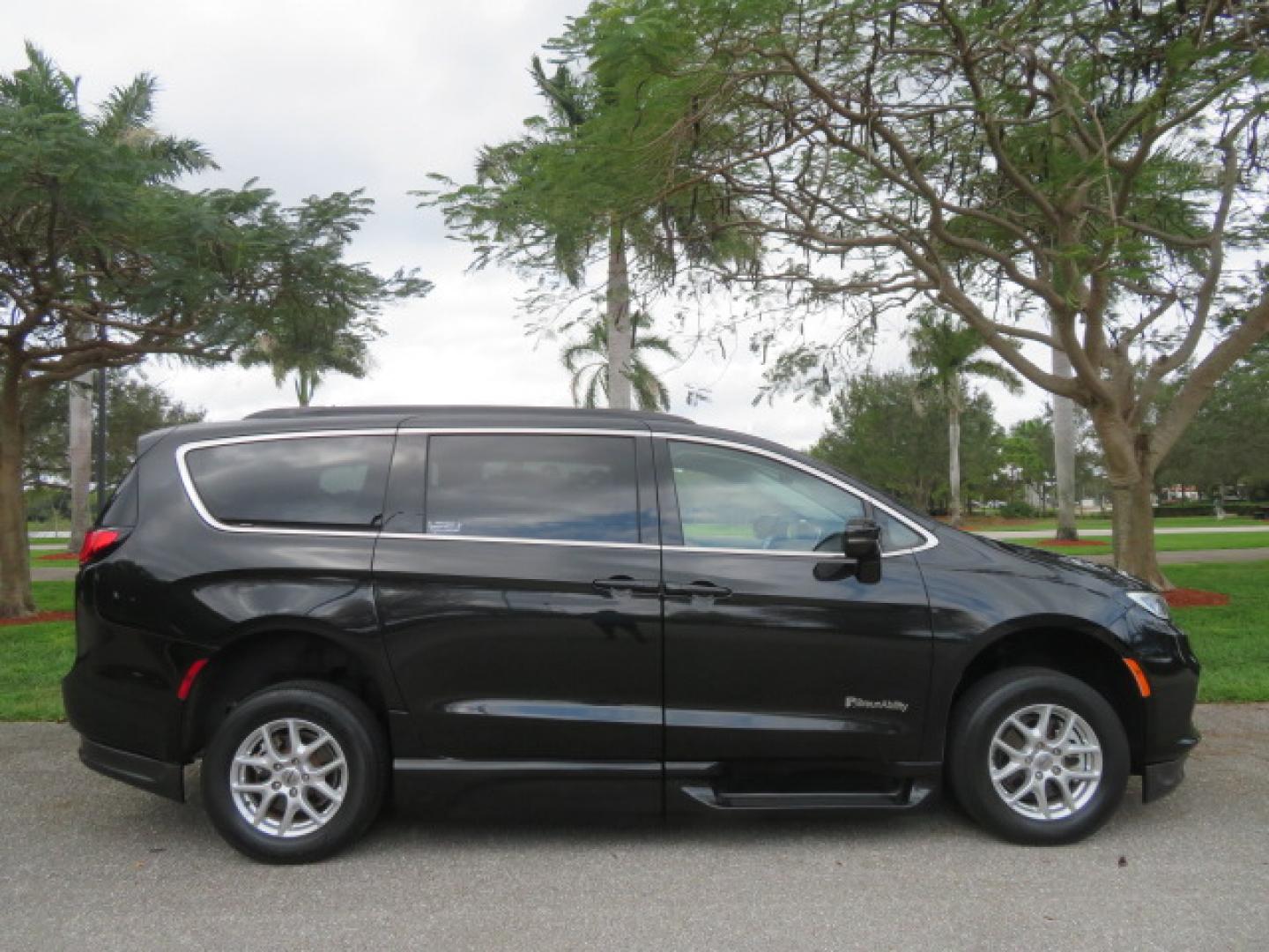 2022 Black /Black Chrysler Pacifica Touring-L (2C4RC1BG5NR) with an 3.6L V6 DOHC 24V engine, 9A transmission, located at 4301 Oak Circle #19, Boca Raton, FL, 33431, (954) 561-2499, 26.388472, -80.084045 - You are looking at a Gorgeous 2022 Chrysler Pacifica Touring L Braunability Power In Floor XI Conversion Handicap Wheelchair Conversion Van with only 9200 Miles and fully loaded with the following options: passenger Side Q Lock System, Q Straint Tie Down System, Adaptive Cruise Control with Stop and - Photo#7