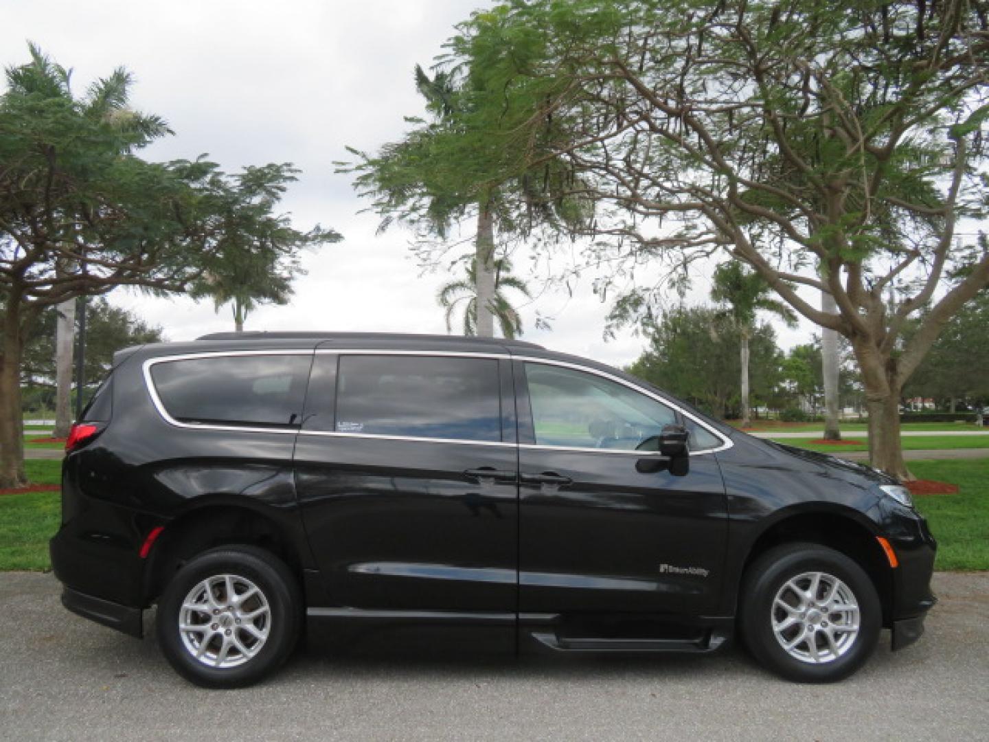 2022 Black /Black Chrysler Pacifica Touring-L (2C4RC1BG5NR) with an 3.6L V6 DOHC 24V engine, 9A transmission, located at 4301 Oak Circle #19, Boca Raton, FL, 33431, (954) 561-2499, 26.388472, -80.084045 - You are looking at a Gorgeous 2022 Chrysler Pacifica Touring L Braunability Power In Floor XI Conversion Handicap Wheelchair Conversion Van with only 9200 Miles and fully loaded with the following options: passenger Side Q Lock System, Q Straint Tie Down System, Adaptive Cruise Control with Stop and - Photo#8