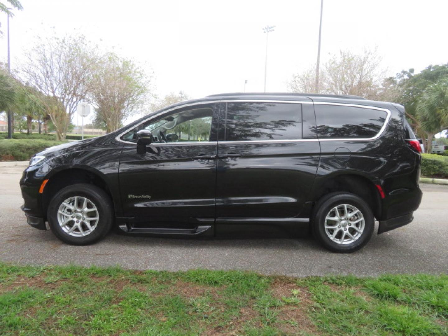 2022 Black /Black Chrysler Pacifica Touring-L (2C4RC1BG5NR) with an 3.6L V6 DOHC 24V engine, 9A transmission, located at 4301 Oak Circle #19, Boca Raton, FL, 33431, (954) 561-2499, 26.388472, -80.084045 - You are looking at a Gorgeous 2022 Chrysler Pacifica Touring L Braunability Power In Floor XI Conversion Handicap Wheelchair Conversion Van with only 9200 Miles and fully loaded with the following options: passenger Side Q Lock System, Q Straint Tie Down System, Adaptive Cruise Control with Stop and - Photo#14