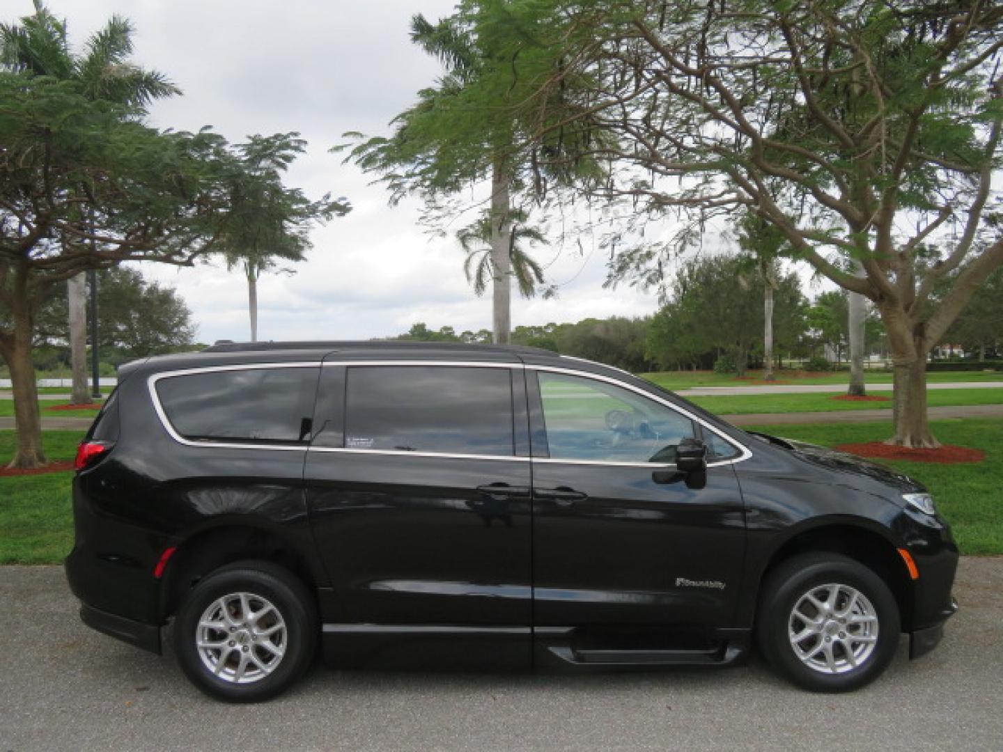 2022 Black /Black Chrysler Pacifica Touring-L (2C4RC1BG5NR) with an 3.6L V6 DOHC 24V engine, 9A transmission, located at 4301 Oak Circle #19, Boca Raton, FL, 33431, (954) 561-2499, 26.388472, -80.084045 - You are looking at a Gorgeous 2022 Chrysler Pacifica Touring L Braunability Power In Floor XI Conversion Handicap Wheelchair Conversion Van with only 9200 Miles and fully loaded with the following options: passenger Side Q Lock System, Q Straint Tie Down System, Adaptive Cruise Control with Stop and - Photo#19