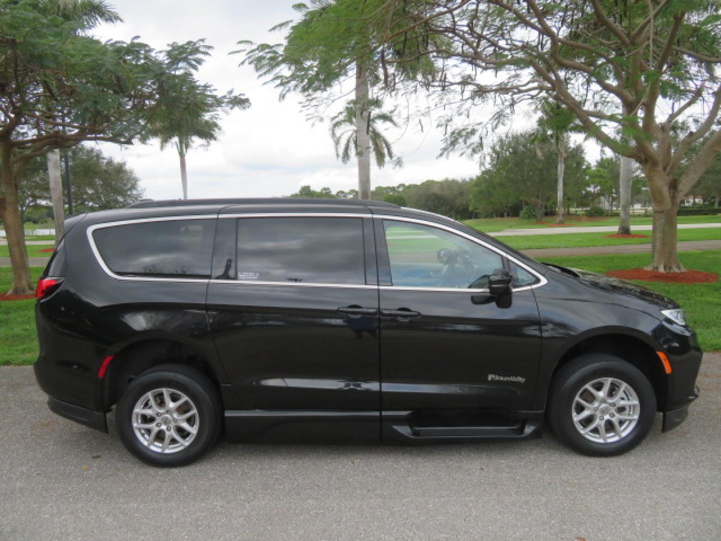2022 Black /Black Chrysler Pacifica Touring-L (2C4RC1BG5NR) with an 3.6L V6 DOHC 24V engine, 9A transmission, located at 4301 Oak Circle #19, Boca Raton, FL, 33431, (954) 561-2499, 26.388472, -80.084045 - You are looking at a Gorgeous 2022 Chrysler Pacifica Touring L Braunability Power In Floor XI Conversion Handicap Wheelchair Conversion Van with only 9200 Miles and fully loaded with the following options: passenger Side Q Lock System, Q Straint Tie Down System, Adaptive Cruise Control with Stop and - Photo#27