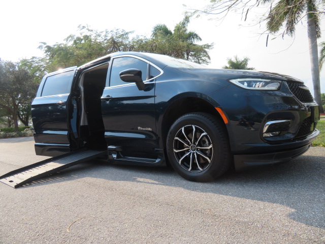 photo of 2023 Chrysler Pacifica Touring-L