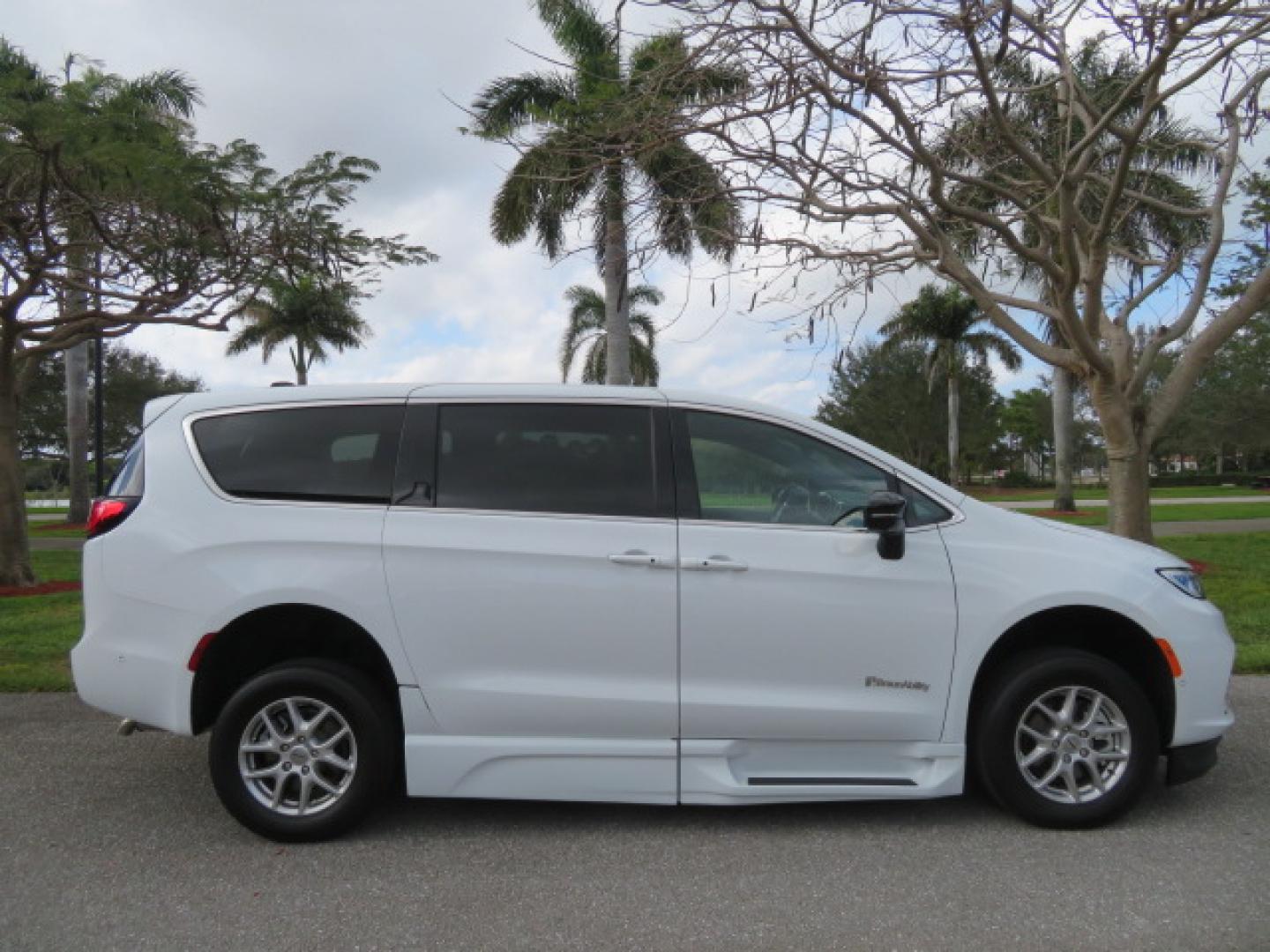 2025 White /Black Chrysler Pacifica Select (2C4RC1BG6SR) with an 3.6L V6 DOHC 24V engine, 9A transmission, located at 4301 Oak Circle #19, Boca Raton, FL, 33431, (954) 561-2499, 26.388472, -80.084045 - 2025 CHRYSLER PACIFICA SELECT Braunability Handicap Wheelchair Conversion with 280 Original Miles. Braun Power Foldout XT Ramp System. Clean Carfax No Stories. This van is Brand New. Still has original plastic from the facotry. Purchased new in November and the van was sold due to unfortunate circum - Photo#6