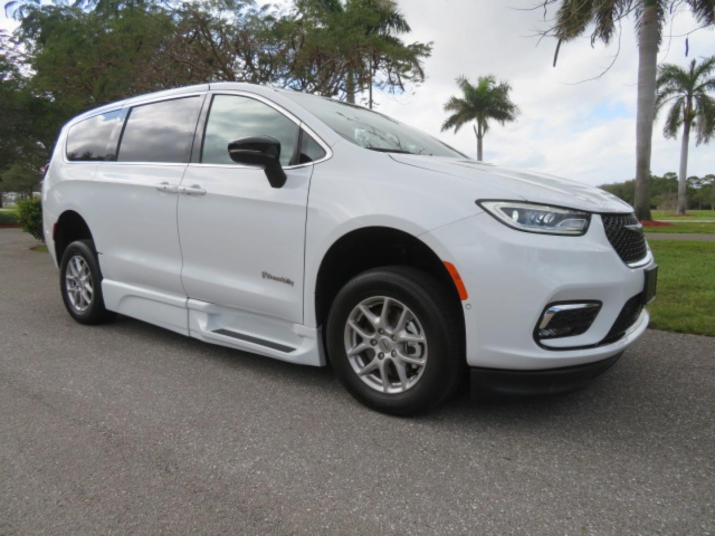2025 White /Black Chrysler Pacifica Select (2C4RC1BG6SR) with an 3.6L V6 DOHC 24V engine, 9A transmission, located at 4301 Oak Circle #19, Boca Raton, FL, 33431, (954) 561-2499, 26.388472, -80.084045 - 2025 CHRYSLER PACIFICA SELECT Braunability Handicap Wheelchair Conversion with 280 Original Miles. Braun Power Foldout XT Ramp System. Clean Carfax No Stories. This van is Brand New. Still has original plastic from the facotry. Purchased new in November and the van was sold due to unfortunate circum - Photo#7
