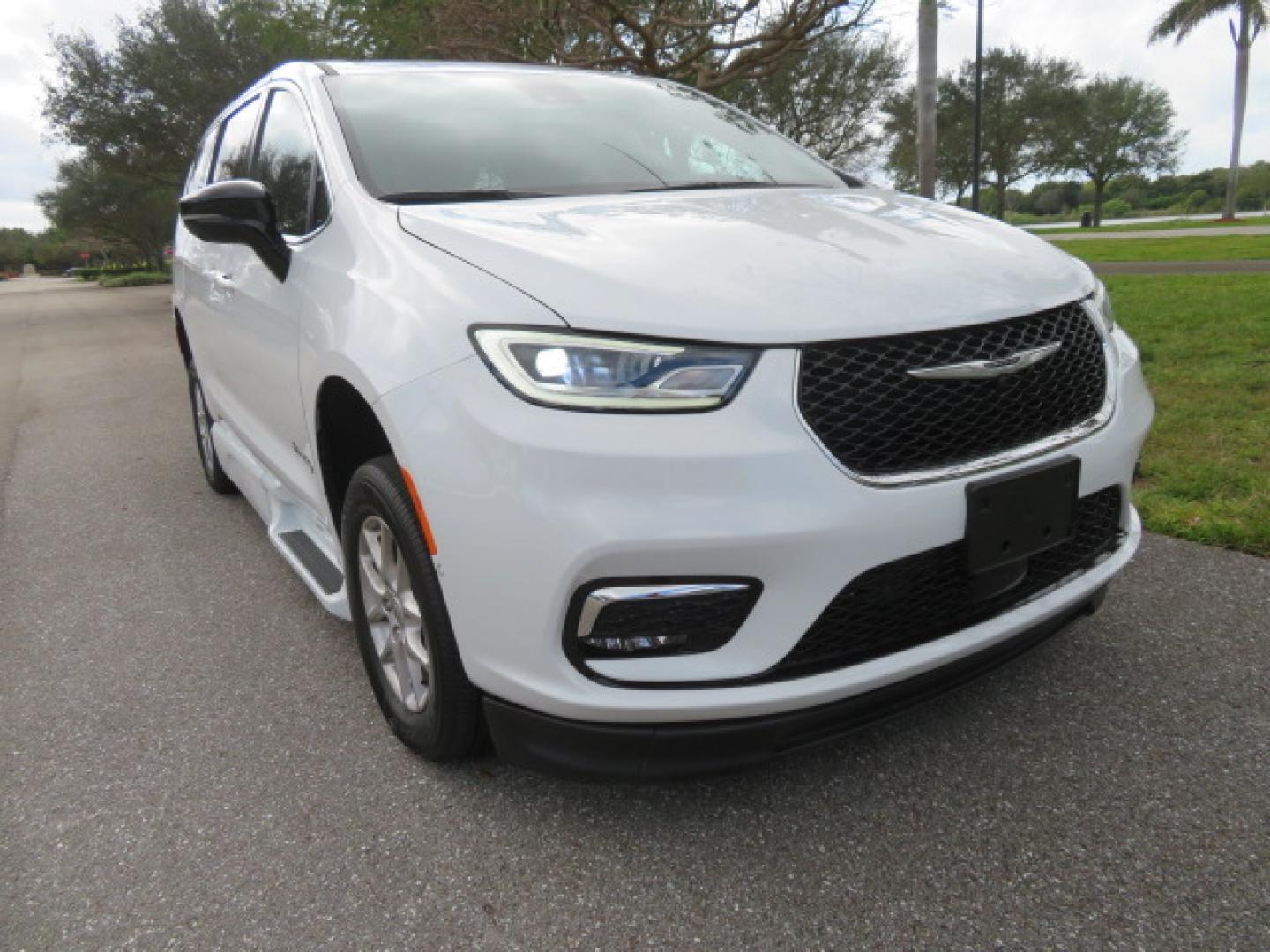 2025 White /Black Chrysler Pacifica Select (2C4RC1BG6SR) with an 3.6L V6 DOHC 24V engine, 9A transmission, located at 4301 Oak Circle #19, Boca Raton, FL, 33431, (954) 561-2499, 26.388472, -80.084045 - 2025 CHRYSLER PACIFICA SELECT Braunability Handicap Wheelchair Conversion with 280 Original Miles. Braun Power Foldout XT Ramp System. Clean Carfax No Stories. This van is Brand New. Still has original plastic from the facotry. Purchased new in November and the van was sold due to unfortunate circum - Photo#8
