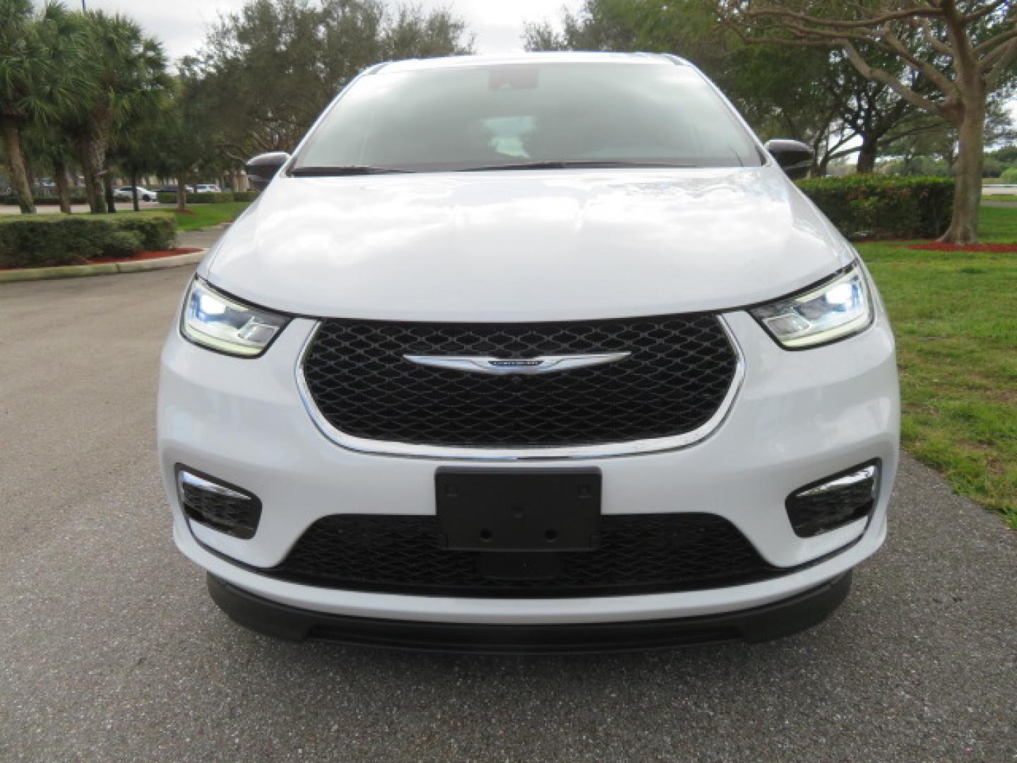 2025 White /Black Chrysler Pacifica Select (2C4RC1BG6SR) with an 3.6L V6 DOHC 24V engine, 9A transmission, located at 4301 Oak Circle #19, Boca Raton, FL, 33431, (954) 561-2499, 26.388472, -80.084045 - 2025 CHRYSLER PACIFICA SELECT Braunability Handicap Wheelchair Conversion with 280 Original Miles. Braun Power Foldout XT Ramp System. Clean Carfax No Stories. This van is Brand New. Still has original plastic from the facotry. Purchased new in November and the van was sold due to unfortunate circum - Photo#9