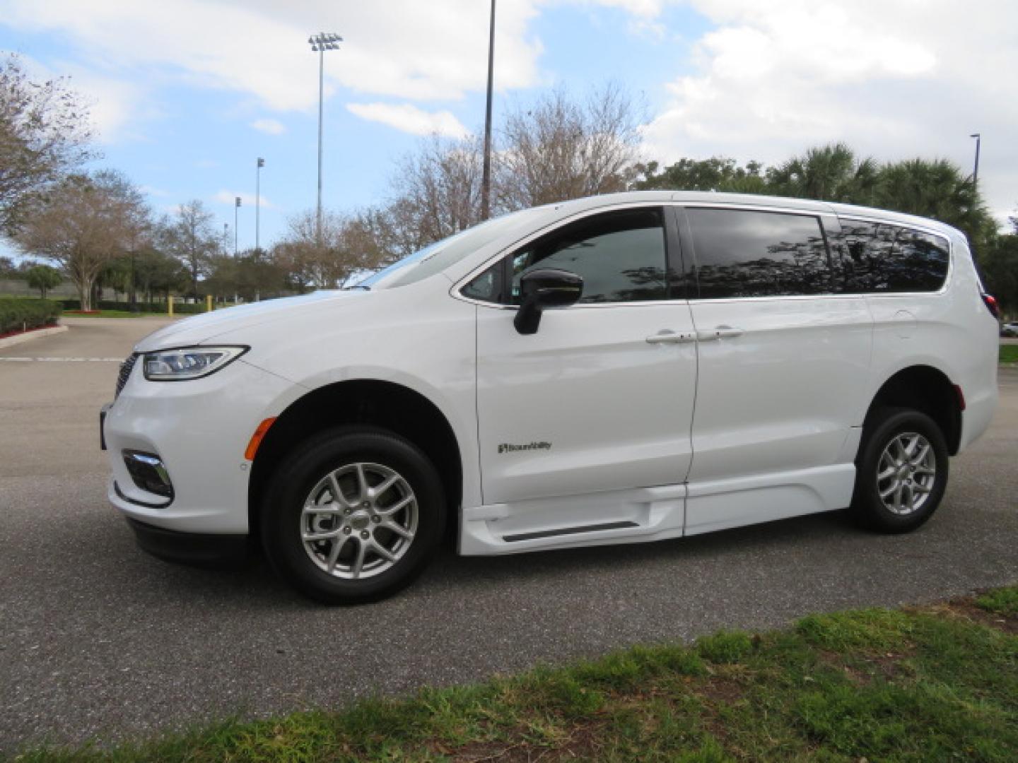2025 White /Black Chrysler Pacifica Select (2C4RC1BG6SR) with an 3.6L V6 DOHC 24V engine, 9A transmission, located at 4301 Oak Circle #19, Boca Raton, FL, 33431, (954) 561-2499, 26.388472, -80.084045 - 2025 CHRYSLER PACIFICA SELECT Braunability Handicap Wheelchair Conversion with 280 Original Miles. Braun Power Foldout XT Ramp System. Clean Carfax No Stories. This van is Brand New. Still has original plastic from the facotry. Purchased new in November and the van was sold due to unfortunate circum - Photo#11
