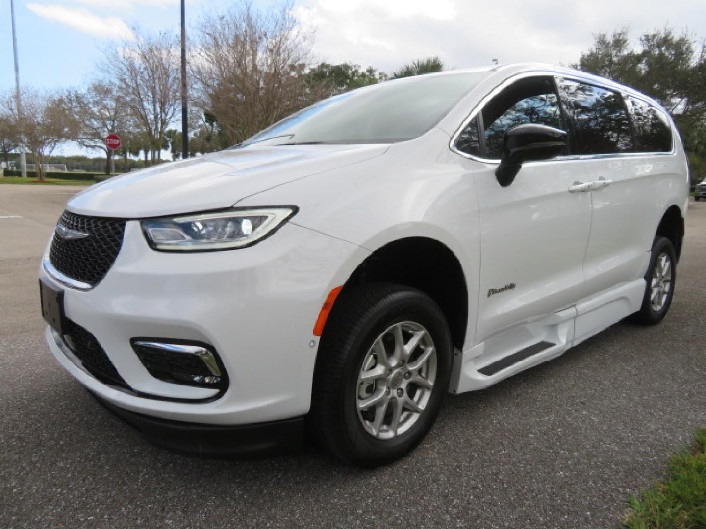 2025 White /Black Chrysler Pacifica Select (2C4RC1BG6SR) with an 3.6L V6 DOHC 24V engine, 9A transmission, located at 4301 Oak Circle #19, Boca Raton, FL, 33431, (954) 561-2499, 26.388472, -80.084045 - 2025 CHRYSLER PACIFICA SELECT Braunability Handicap Wheelchair Conversion with 280 Original Miles. Braun Power Foldout XT Ramp System. Clean Carfax No Stories. This van is Brand New. Still has original plastic from the facotry. Purchased new in November and the van was sold due to unfortunate circum - Photo#10