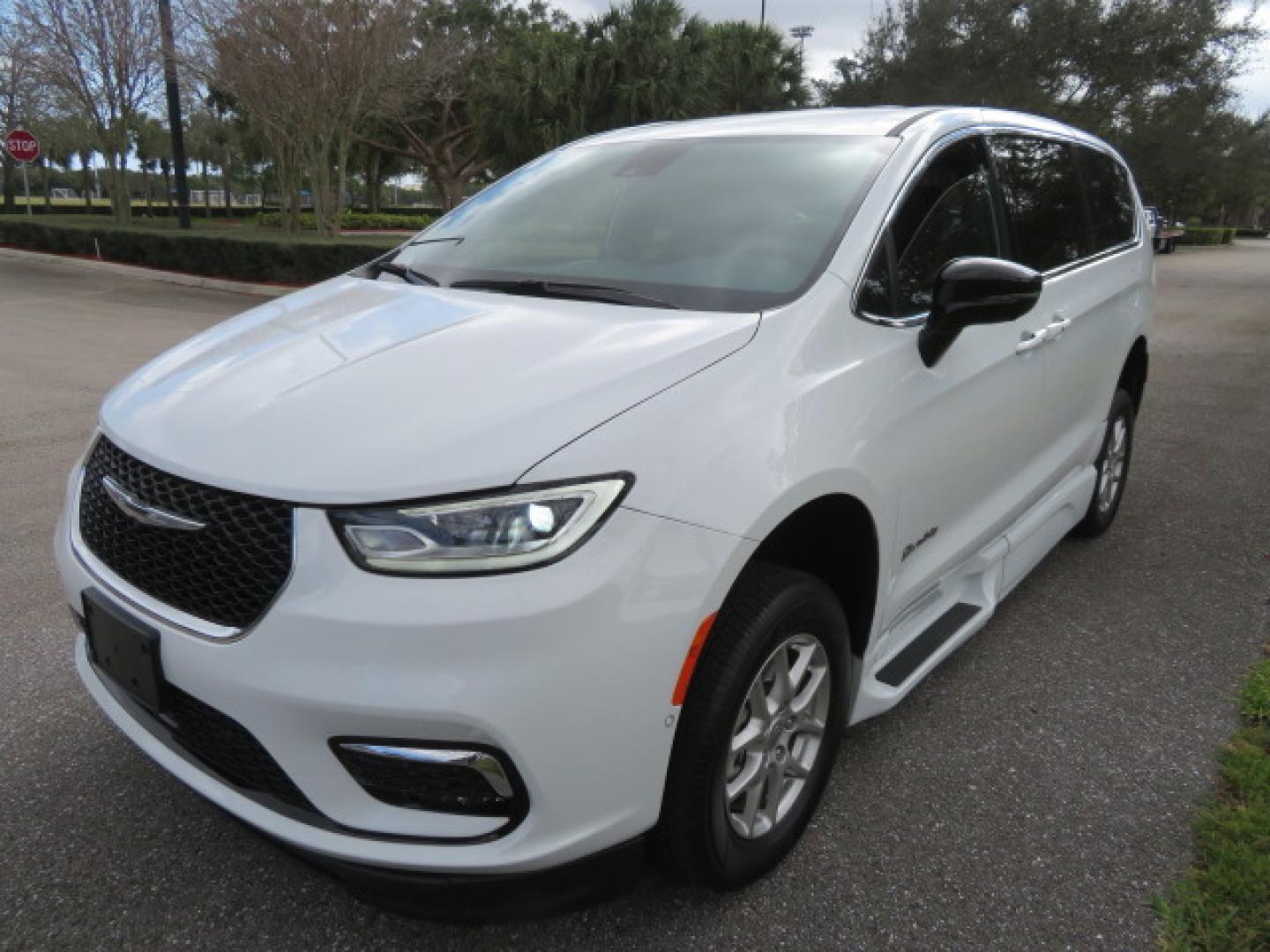 2025 White /Black Chrysler Pacifica Select (2C4RC1BG6SR) with an 3.6L V6 DOHC 24V engine, 9A transmission, located at 4301 Oak Circle #19, Boca Raton, FL, 33431, (954) 561-2499, 26.388472, -80.084045 - 2025 CHRYSLER PACIFICA SELECT Braunability Handicap Wheelchair Conversion with 280 Original Miles. Braun Power Foldout XT Ramp System. Clean Carfax No Stories. This van is Brand New. Still has original plastic from the facotry. Purchased new in November and the van was sold due to unfortunate circum - Photo#19