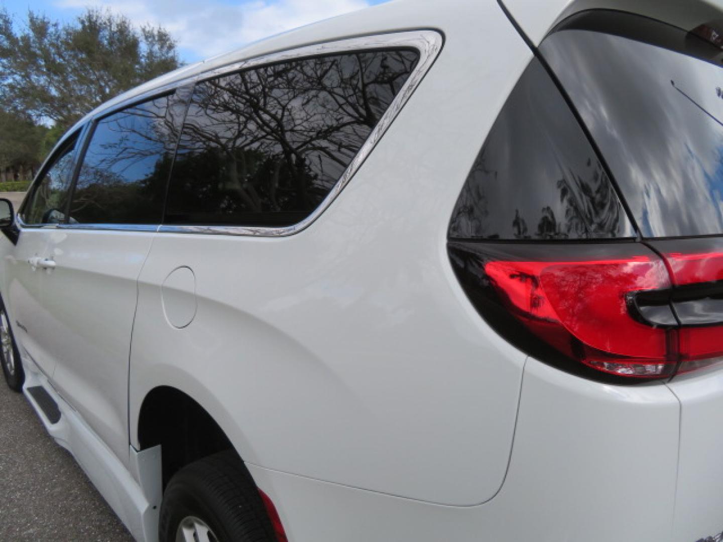 2025 White /Black Chrysler Pacifica Select (2C4RC1BG6SR) with an 3.6L V6 DOHC 24V engine, 9A transmission, located at 4301 Oak Circle #19, Boca Raton, FL, 33431, (954) 561-2499, 26.388472, -80.084045 - 2025 CHRYSLER PACIFICA SELECT Braunability Handicap Wheelchair Conversion with 280 Original Miles. Braun Power Foldout XT Ramp System. Clean Carfax No Stories. This van is Brand New. Still has original plastic from the facotry. Purchased new in November and the van was sold due to unfortunate circum - Photo#28