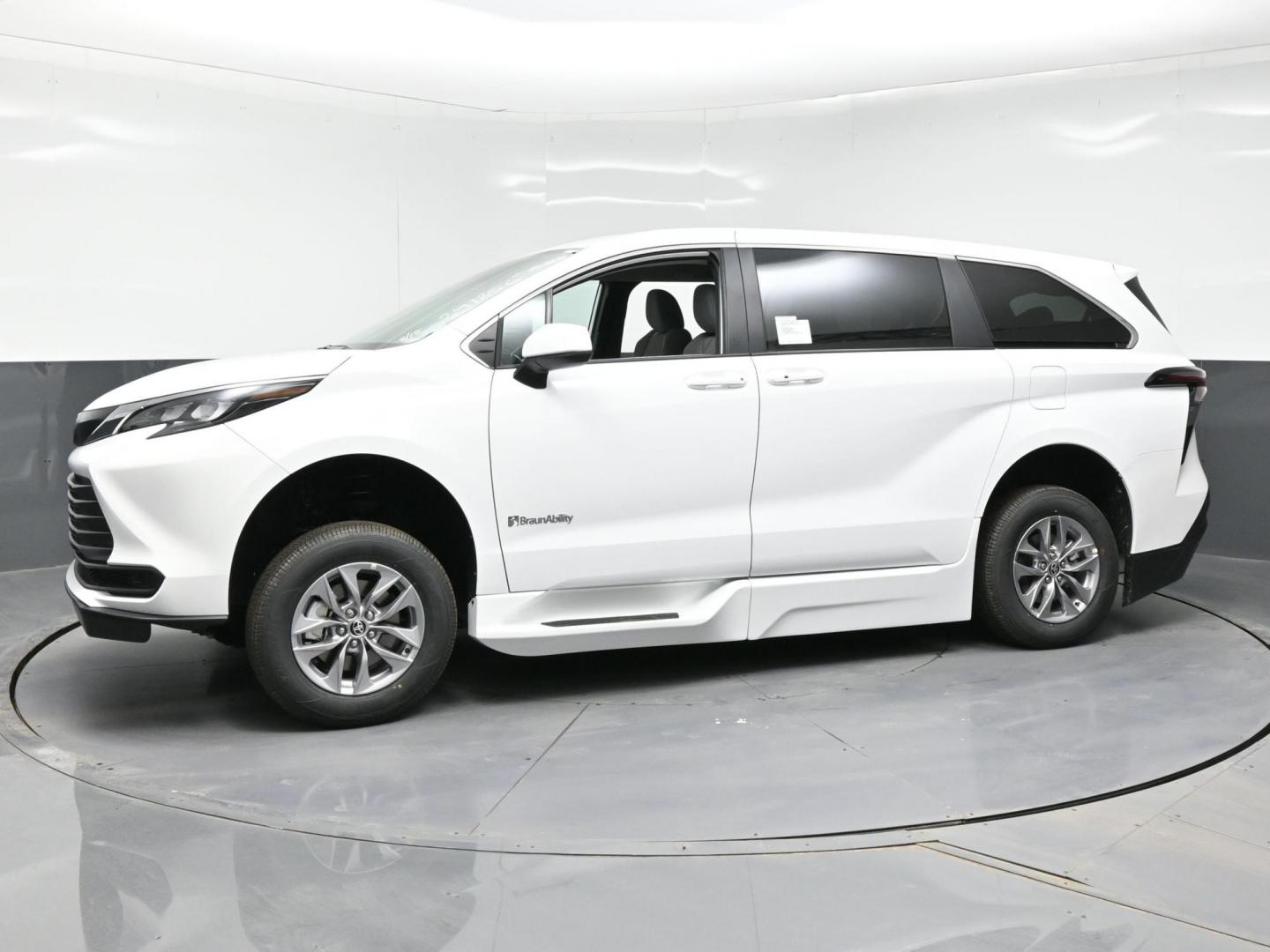 2026 White /Gray Toyota Sienna LE 8-Passenger (5TDKRKEC9TS) with an 2.5L L4 DOHC 16V HYBRID engine, CVT transmission, located at 4301 Oak Circle #19, Boca Raton, FL, 33431, (954) 561-2499, 26.388472, -80.084045 - Brand New 2026 Toyota Sienna LE Braunability Handicap Wheelchair Conversion Braunability XT Conversion Power Foldout Ramp Fully Loaded! Ask about our Dealer Rebate Programs! 954-561-2499. ?? JUST ARRIVED | BRAND NEW 2026 TOYOTA SIENNA LE ?? BraunAbility XT Power Wheelchair Conversion Experience u - Photo#5