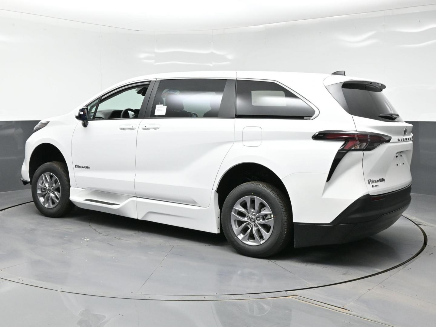 2026 White /Gray Toyota Sienna LE 8-Passenger (5TDKRKEC9TS) with an 2.5L L4 DOHC 16V HYBRID engine, CVT transmission, located at 4301 Oak Circle #19, Boca Raton, FL, 33431, (954) 561-2499, 26.388472, -80.084045 - Brand New 2026 Toyota Sienna LE Braunability Handicap Wheelchair Conversion Braunability XT Conversion Power Foldout Ramp Fully Loaded! Ask about our Dealer Rebate Programs! 954-561-2499. ?? JUST ARRIVED | BRAND NEW 2026 TOYOTA SIENNA LE ?? BraunAbility XT Power Wheelchair Conversion Experience u - Photo#6