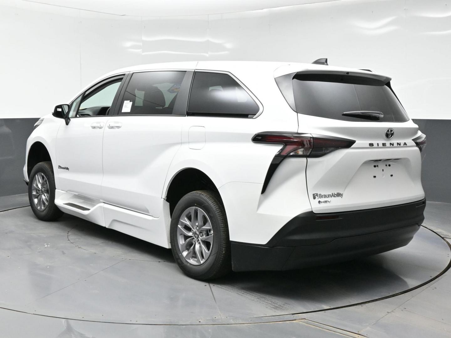 2026 White /Gray Toyota Sienna LE 8-Passenger (5TDKRKEC9TS) with an 2.5L L4 DOHC 16V HYBRID engine, CVT transmission, located at 4301 Oak Circle #19, Boca Raton, FL, 33431, (954) 561-2499, 26.388472, -80.084045 - Brand New 2026 Toyota Sienna LE Braunability Handicap Wheelchair Conversion Braunability XT Conversion Power Foldout Ramp Fully Loaded! Ask about our Dealer Rebate Programs! 954-561-2499. ?? JUST ARRIVED | BRAND NEW 2026 TOYOTA SIENNA LE ?? BraunAbility XT Power Wheelchair Conversion Experience u - Photo#7