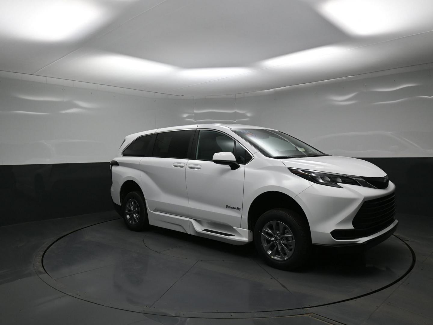 2026 White /Gray Toyota Sienna LE 8-Passenger (5TDKRKEC9TS) with an 2.5L L4 DOHC 16V HYBRID engine, CVT transmission, located at 4301 Oak Circle #19, Boca Raton, FL, 33431, (954) 561-2499, 26.388472, -80.084045 - Brand New 2026 Toyota Sienna LE Braunability Handicap Wheelchair Conversion Braunability XT Conversion Power Foldout Ramp Fully Loaded! Ask about our Dealer Rebate Programs! 954-561-2499. ?? JUST ARRIVED | BRAND NEW 2026 TOYOTA SIENNA LE ?? BraunAbility XT Power Wheelchair Conversion Experience u - Photo#17