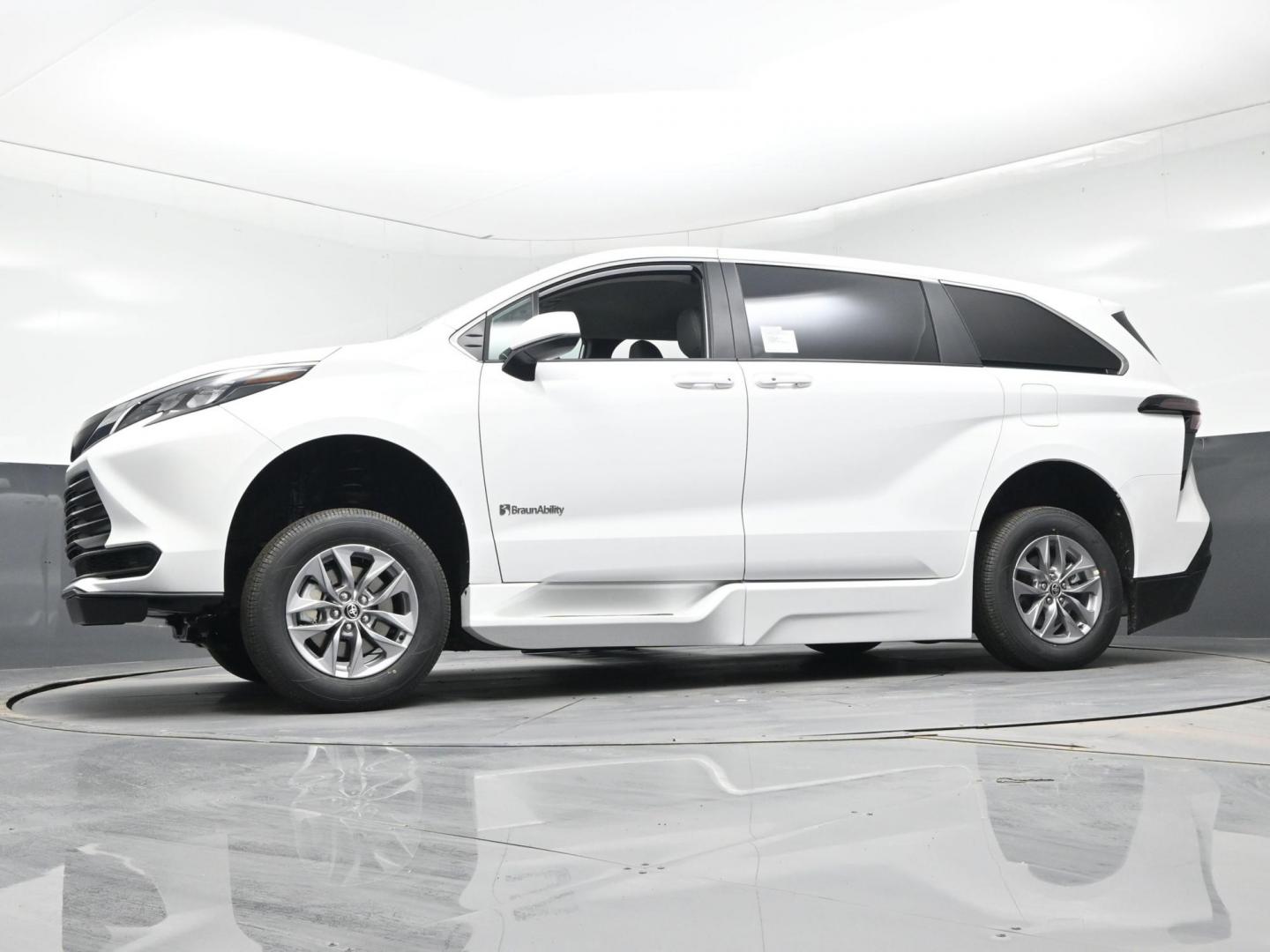 2026 White /Gray Toyota Sienna LE 8-Passenger (5TDKRKEC9TS) with an 2.5L L4 DOHC 16V HYBRID engine, CVT transmission, located at 4301 Oak Circle #19, Boca Raton, FL, 33431, (954) 561-2499, 26.388472, -80.084045 - Brand New 2026 Toyota Sienna LE Braunability Handicap Wheelchair Conversion Braunability XT Conversion Power Foldout Ramp Fully Loaded! Ask about our Dealer Rebate Programs! 954-561-2499. ?? JUST ARRIVED | BRAND NEW 2026 TOYOTA SIENNA LE ?? BraunAbility XT Power Wheelchair Conversion Experience u - Photo#18