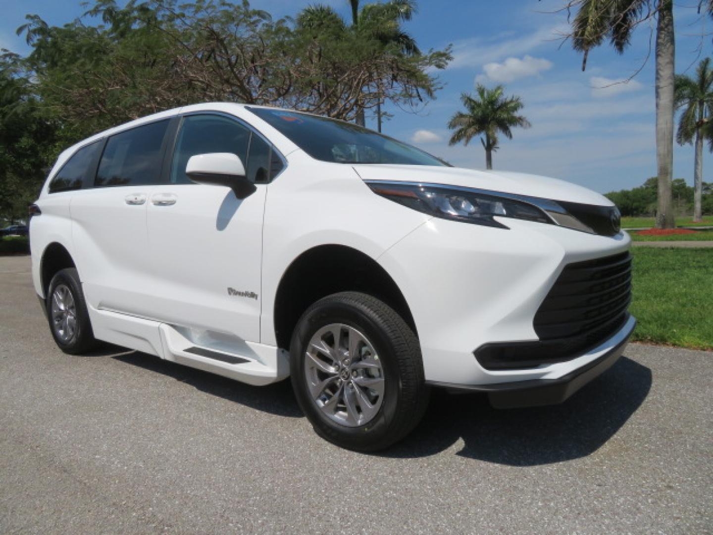 2026 White /Gray Toyota Sienna LE 8-Passenger (5TDKRKEC9TS) with an 2.5L L4 DOHC 16V HYBRID engine, CVT transmission, located at 4301 Oak Circle #19, Boca Raton, FL, 33431, (954) 561-2499, 26.388472, -80.084045 - Brand New 2026 Toyota Sienna LE Braunability Handicap Wheelchair Conversion Braunability XT Conversion Power Foldout Ramp Fully Loaded! Ask about our Dealer Rebate Programs! 954-561-2499. ?? JUST ARRIVED | BRAND NEW 2026 TOYOTA SIENNA LE ?? BraunAbility XT Power Wheelchair Conversion Experience u - Photo#29
