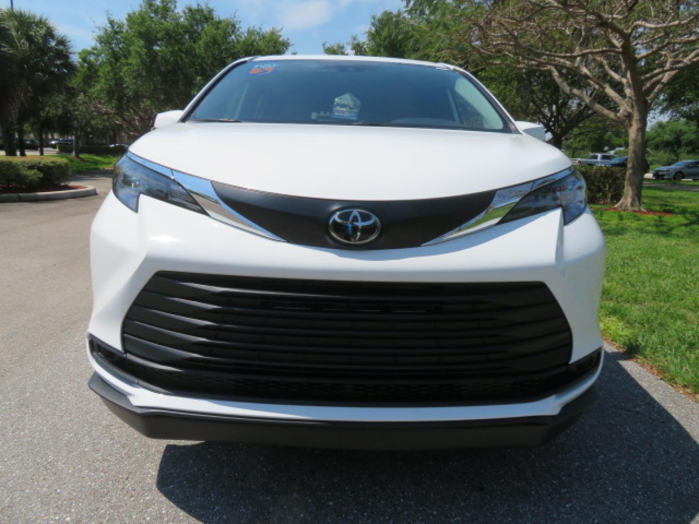 2026 White /Gray Toyota Sienna LE 8-Passenger (5TDKRKEC9TS) with an 2.5L L4 DOHC 16V HYBRID engine, CVT transmission, located at 4301 Oak Circle #19, Boca Raton, FL, 33431, (954) 561-2499, 26.388472, -80.084045 - Brand New 2026 Toyota Sienna LE Braunability Handicap Wheelchair Conversion Braunability XT Conversion Power Foldout Ramp Fully Loaded! Ask about our Dealer Rebate Programs! 954-561-2499. ?? JUST ARRIVED | BRAND NEW 2026 TOYOTA SIENNA LE ?? BraunAbility XT Power Wheelchair Conversion Experience u - Photo#30