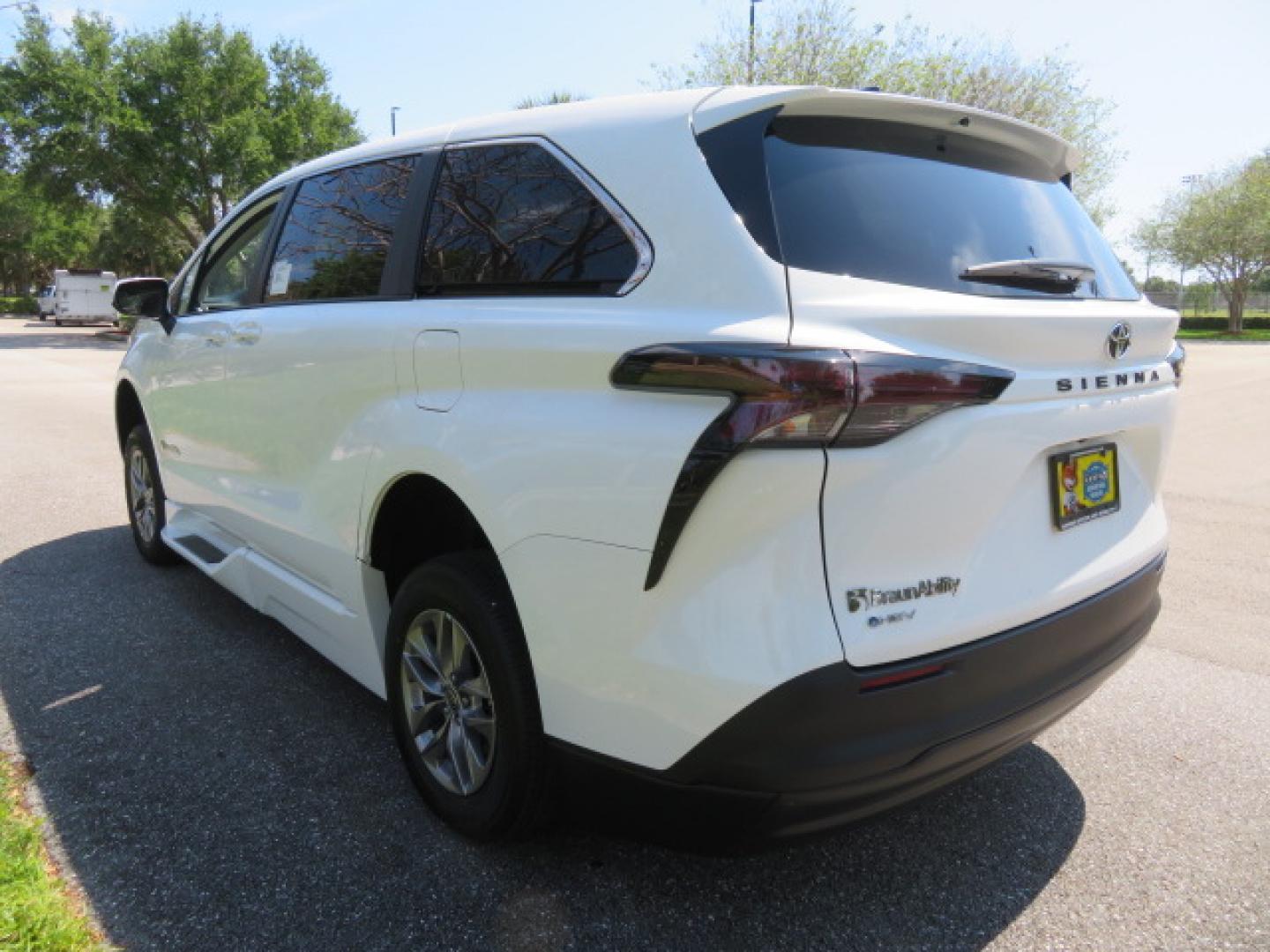 2026 White /Gray Toyota Sienna LE 8-Passenger (5TDKRKEC9TS) with an 2.5L L4 DOHC 16V HYBRID engine, CVT transmission, located at 4301 Oak Circle #19, Boca Raton, FL, 33431, (954) 561-2499, 26.388472, -80.084045 - Brand New 2026 Toyota Sienna LE Braunability Handicap Wheelchair Conversion Braunability XT Conversion Power Foldout Ramp Fully Loaded! Ask about our Dealer Rebate Programs! 954-561-2499. ?? JUST ARRIVED | BRAND NEW 2026 TOYOTA SIENNA LE ?? BraunAbility XT Power Wheelchair Conversion Experience u - Photo#32