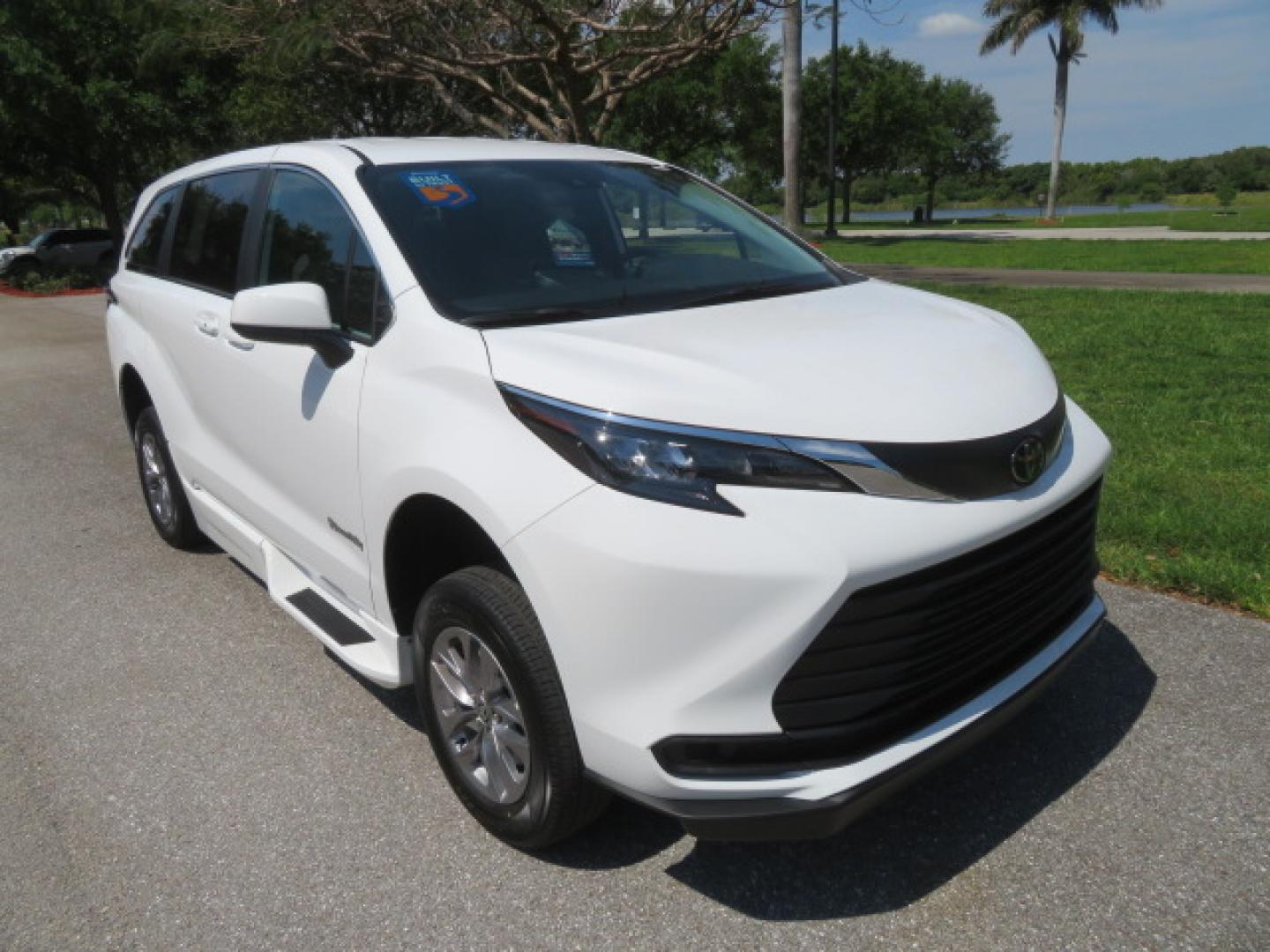 2026 White /Gray Toyota Sienna LE 8-Passenger (5TDKRKEC9TS) with an 2.5L L4 DOHC 16V HYBRID engine, CVT transmission, located at 4301 Oak Circle #19, Boca Raton, FL, 33431, (954) 561-2499, 26.388472, -80.084045 - Brand New 2026 Toyota Sienna LE Braunability Handicap Wheelchair Conversion Braunability XT Conversion Power Foldout Ramp Fully Loaded! Ask about our Dealer Rebate Programs! 954-561-2499. ?? JUST ARRIVED | BRAND NEW 2026 TOYOTA SIENNA LE ?? BraunAbility XT Power Wheelchair Conversion Experience u - Photo#36