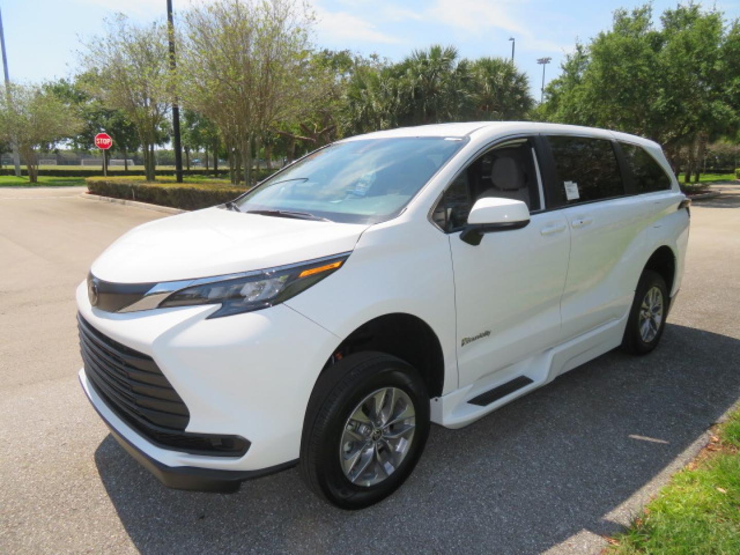 2026 White /Gray Toyota Sienna LE 8-Passenger (5TDKRKEC9TS) with an 2.5L L4 DOHC 16V HYBRID engine, CVT transmission, located at 4301 Oak Circle #19, Boca Raton, FL, 33431, (954) 561-2499, 26.388472, -80.084045 - Brand New 2026 Toyota Sienna LE Braunability Handicap Wheelchair Conversion Braunability XT Conversion Power Foldout Ramp Fully Loaded! Ask about our Dealer Rebate Programs! 954-561-2499. ?? JUST ARRIVED | BRAND NEW 2026 TOYOTA SIENNA LE ?? BraunAbility XT Power Wheelchair Conversion Experience u - Photo#38