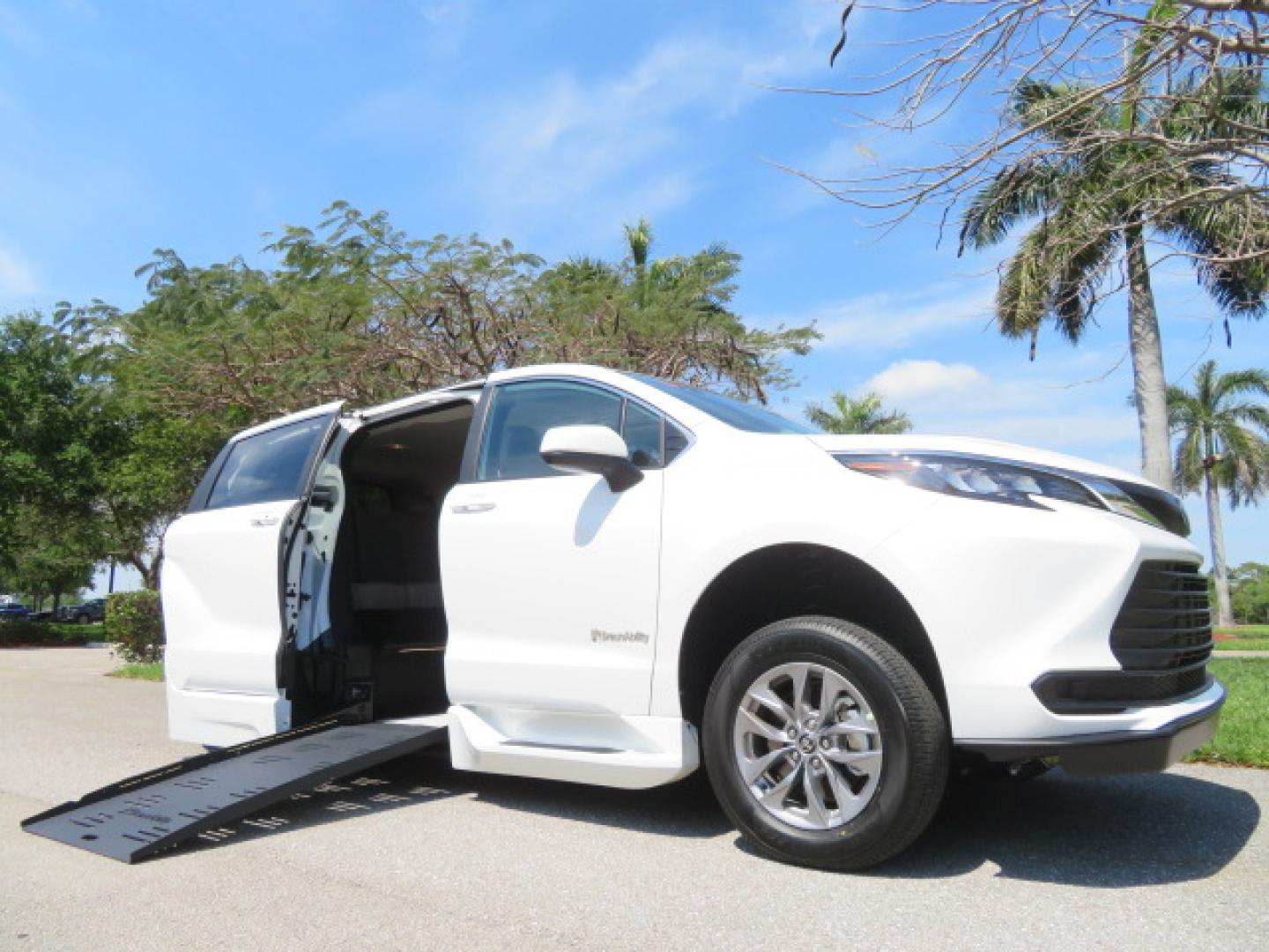 2026 White /Gray Toyota Sienna LE 8-Passenger (5TDKRKEC9TS) with an 2.5L L4 DOHC 16V HYBRID engine, CVT transmission, located at 4301 Oak Circle #19, Boca Raton, FL, 33431, (954) 561-2499, 26.388472, -80.084045 - Brand New 2026 Toyota Sienna LE Braunability Handicap Wheelchair Conversion Braunability XT Conversion Power Foldout Ramp Fully Loaded! Ask about our Dealer Rebate Programs! 954-561-2499. ?? JUST ARRIVED | BRAND NEW 2026 TOYOTA SIENNA LE ?? BraunAbility XT Power Wheelchair Conversion Experience u - Photo#53