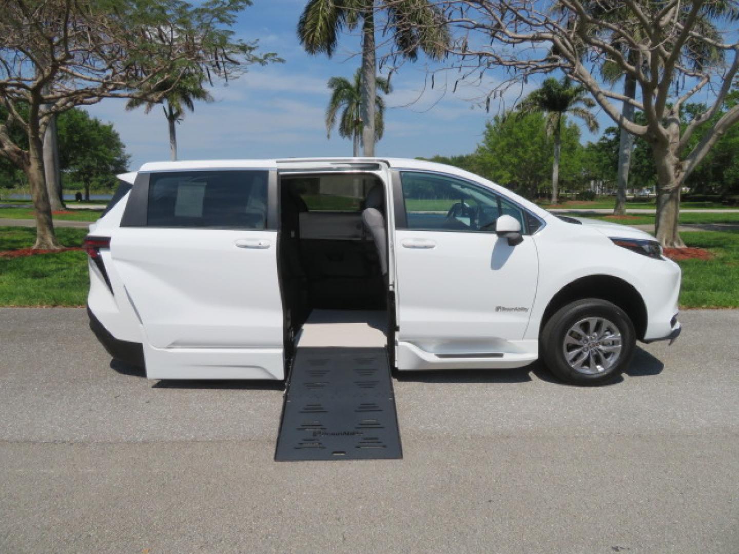 2026 White /Gray Toyota Sienna LE 8-Passenger (5TDKRKEC9TS) with an 2.5L L4 DOHC 16V HYBRID engine, CVT transmission, located at 4301 Oak Circle #19, Boca Raton, FL, 33431, (954) 561-2499, 26.388472, -80.084045 - Brand New 2026 Toyota Sienna LE Braunability Handicap Wheelchair Conversion Braunability XT Conversion Power Foldout Ramp Fully Loaded! Ask about our Dealer Rebate Programs! 954-561-2499. ?? JUST ARRIVED | BRAND NEW 2026 TOYOTA SIENNA LE ?? BraunAbility XT Power Wheelchair Conversion Experience u - Photo#60