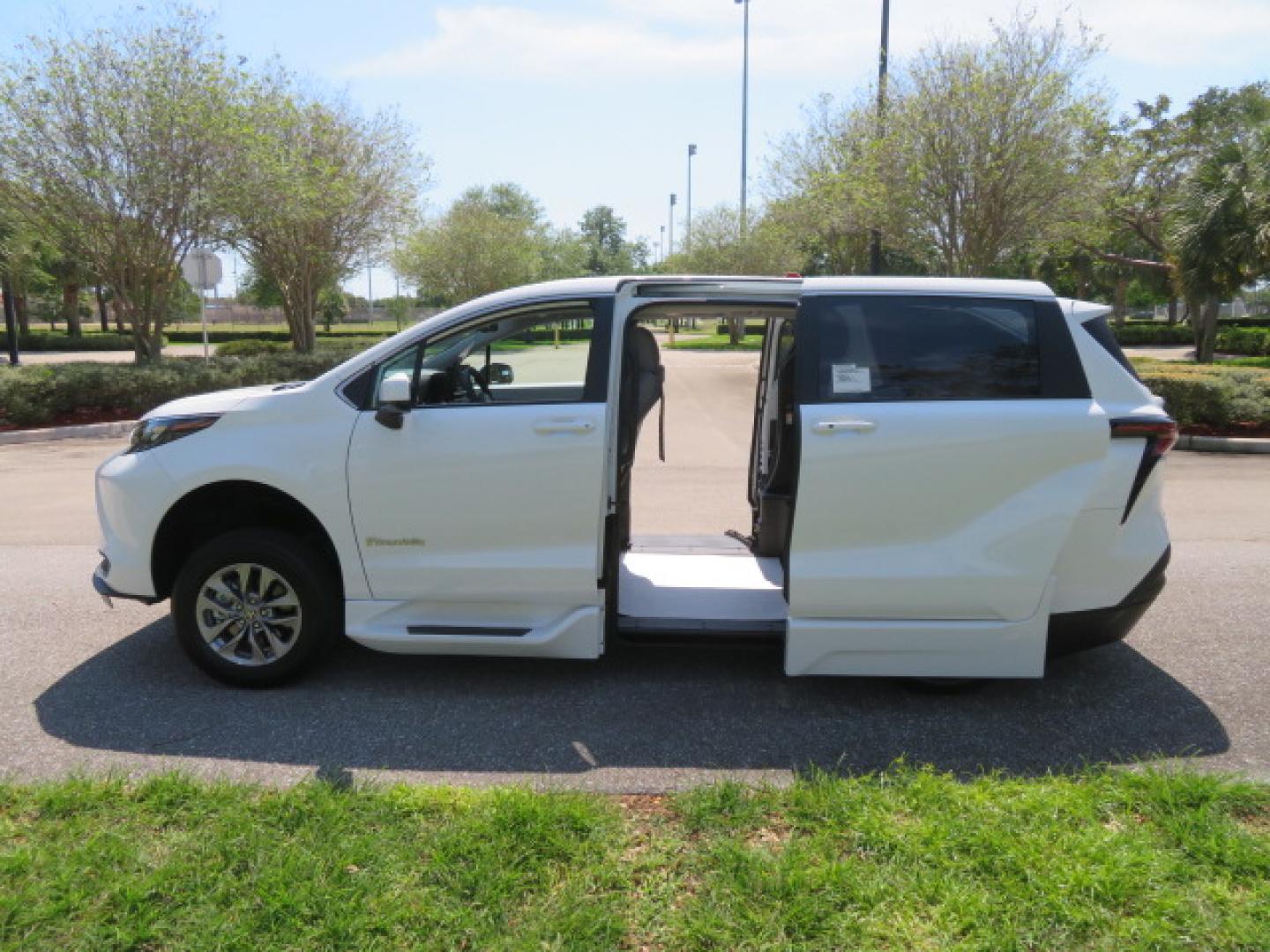 2026 White /Gray Toyota Sienna LE 8-Passenger (5TDKRKEC9TS) with an 2.5L L4 DOHC 16V HYBRID engine, CVT transmission, located at 4301 Oak Circle #19, Boca Raton, FL, 33431, (954) 561-2499, 26.388472, -80.084045 - Brand New 2026 Toyota Sienna LE Braunability Handicap Wheelchair Conversion Braunability XT Conversion Power Foldout Ramp Fully Loaded! Ask about our Dealer Rebate Programs! 954-561-2499. ?? JUST ARRIVED | BRAND NEW 2026 TOYOTA SIENNA LE ?? BraunAbility XT Power Wheelchair Conversion Experience u - Photo#79