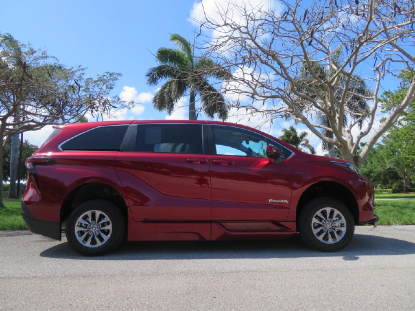 2026 Red /Gray Toyota Sienna LE 8-Passenger (5TDKRKEC7TS) with an 2.5L L4 DOHC 16V HYBRID engine, CVT transmission, located at 4301 Oak Circle #19, Boca Raton, FL, 33431, (954) 561-2499, 26.388472, -80.084045 - Brand New 2026 Toyota Sienna LE Braunability Handicap Wheelchair Conversion Braunability XT Conversion Power Foldout Ramp Fully Loaded! Ask about our Dealer Rebate Programs! 954-561-2499. ?? JUST ARRIVED | BRAND NEW 2026 TOYOTA SIENNA LE ?? BraunAbility XT Power Wheelchair Conversion Experience u - Photo#4