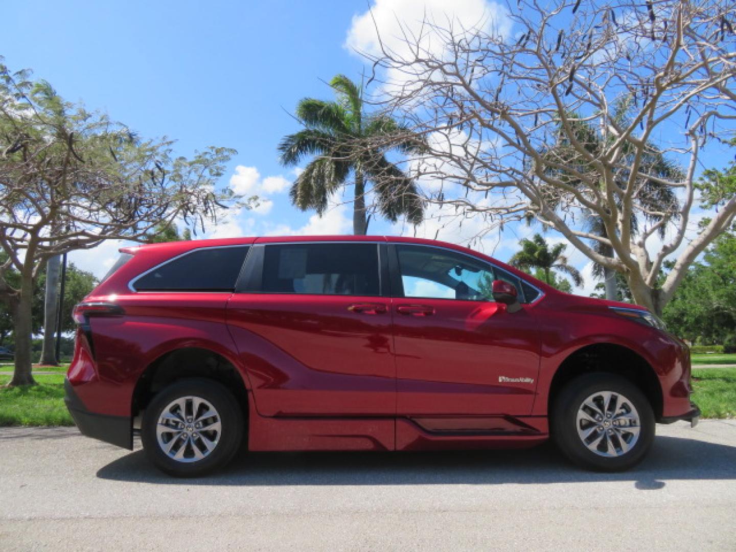 2026 Red /Gray Toyota Sienna LE 8-Passenger (5TDKRKEC7TS) with an 2.5L L4 DOHC 16V HYBRID engine, CVT transmission, located at 4301 Oak Circle #19, Boca Raton, FL, 33431, (954) 561-2499, 26.388472, -80.084045 - Brand New 2026 Toyota Sienna LE Braunability Handicap Wheelchair Conversion Braunability XT Conversion Power Foldout Ramp Fully Loaded! Ask about our Dealer Rebate Programs! 954-561-2499. ?? JUST ARRIVED | BRAND NEW 2026 TOYOTA SIENNA LE ?? BraunAbility XT Power Wheelchair Conversion Experience u - Photo#6