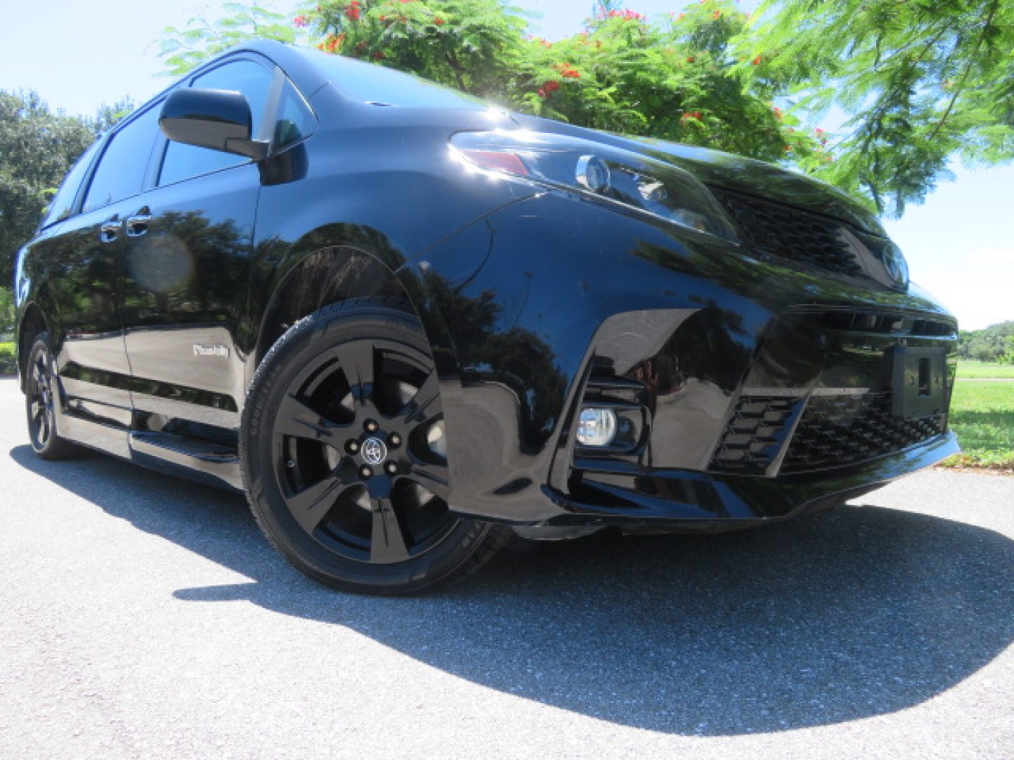 2020 Black /Black Toyota Sienna SE 8-Passenger (5TDXZ3DC3LS) with an 3.5L V6 EFI DOHC 24V engine, 8A transmission, located at 4301 Oak Circle #19, Boca Raton, FL, 33431, (954) 561-2499, 26.388472, -80.084045- Photo#5