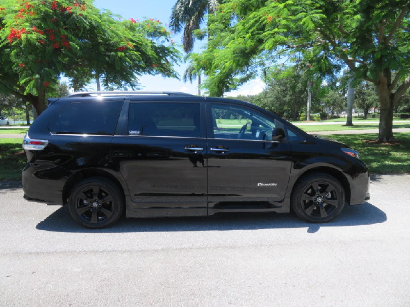 2020 Black /Black Toyota Sienna SE 8-Passenger (5TDXZ3DC3LS) with an 3.5L V6 EFI DOHC 24V engine, 8A transmission, located at 4301 Oak Circle #19, Boca Raton, FL, 33431, (954) 561-2499, 26.388472, -80.084045- Photo#6