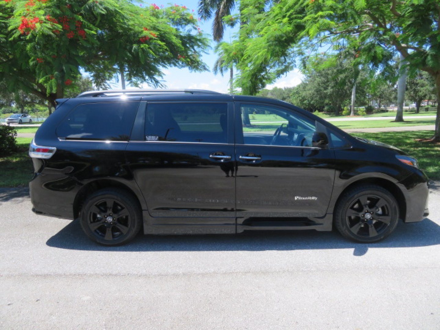 2020 Black /Black Toyota Sienna SE 8-Passenger (5TDXZ3DC3LS) with an 3.5L V6 EFI DOHC 24V engine, 8A transmission, located at 4301 Oak Circle #19, Boca Raton, FL, 33431, (954) 561-2499, 26.388472, -80.084045- Photo#7
