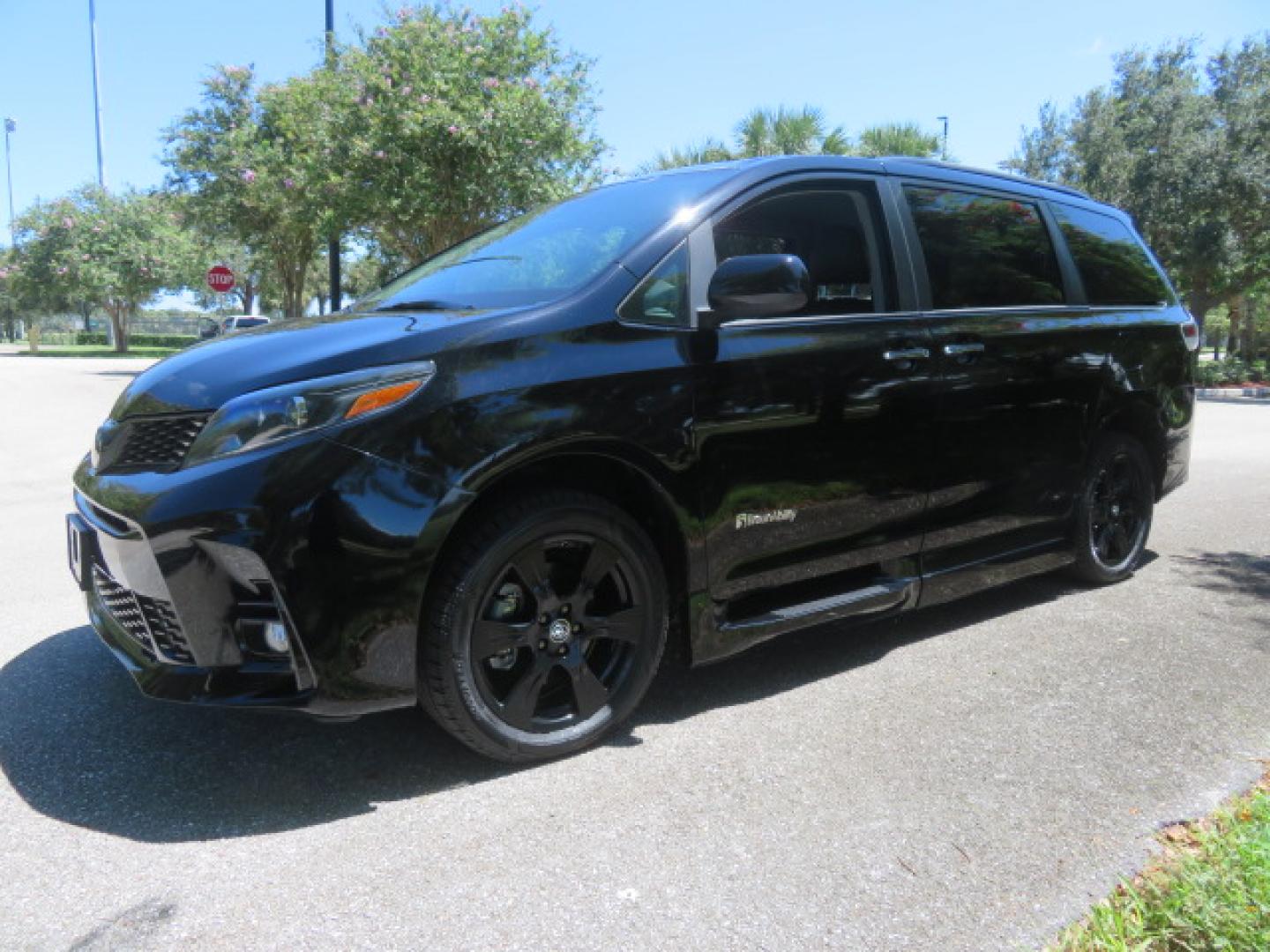 2020 Black /Black Toyota Sienna SE 8-Passenger (5TDXZ3DC3LS) with an 3.5L V6 EFI DOHC 24V engine, 8A transmission, located at 4301 Oak Circle #19, Boca Raton, FL, 33431, (954) 561-2499, 26.388472, -80.084045- Photo#11