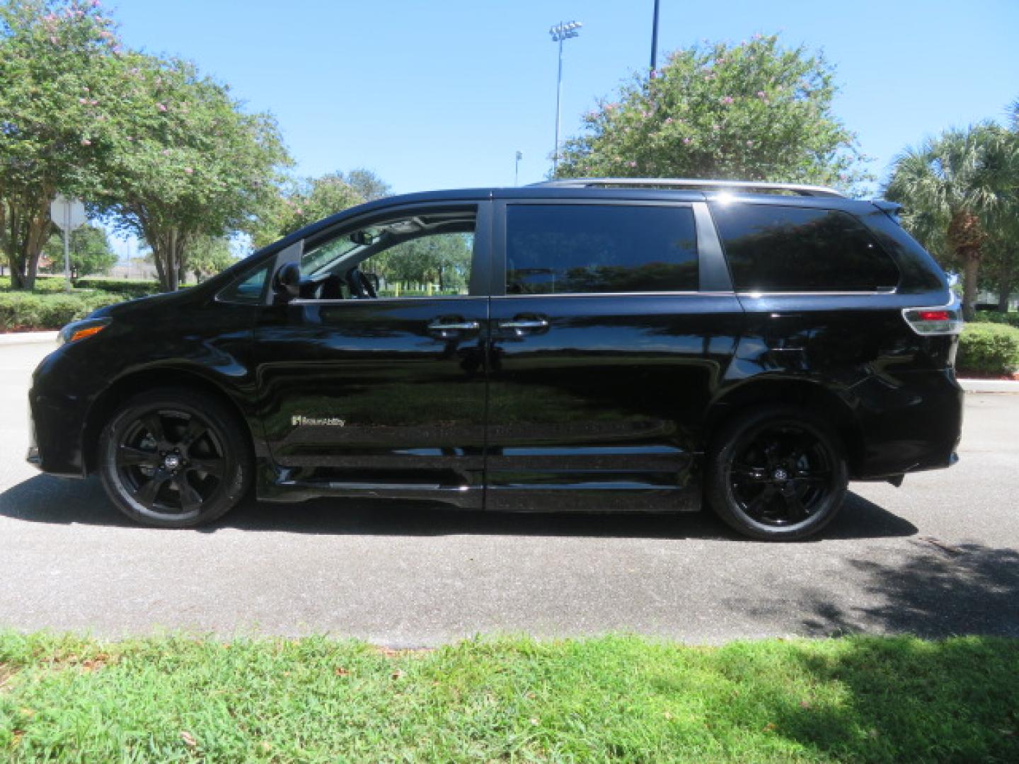 2020 Black /Black Toyota Sienna SE 8-Passenger (5TDXZ3DC3LS) with an 3.5L V6 EFI DOHC 24V engine, 8A transmission, located at 4301 Oak Circle #19, Boca Raton, FL, 33431, (954) 561-2499, 26.388472, -80.084045- Photo#13