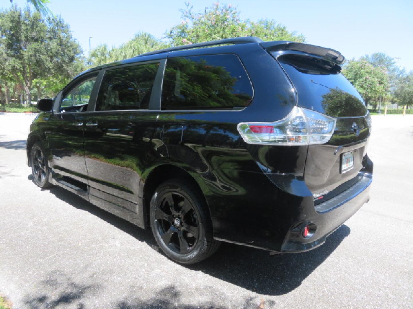 2020 Black /Black Toyota Sienna SE 8-Passenger (5TDXZ3DC3LS) with an 3.5L V6 EFI DOHC 24V engine, 8A transmission, located at 4301 Oak Circle #19, Boca Raton, FL, 33431, (954) 561-2499, 26.388472, -80.084045- Photo#15