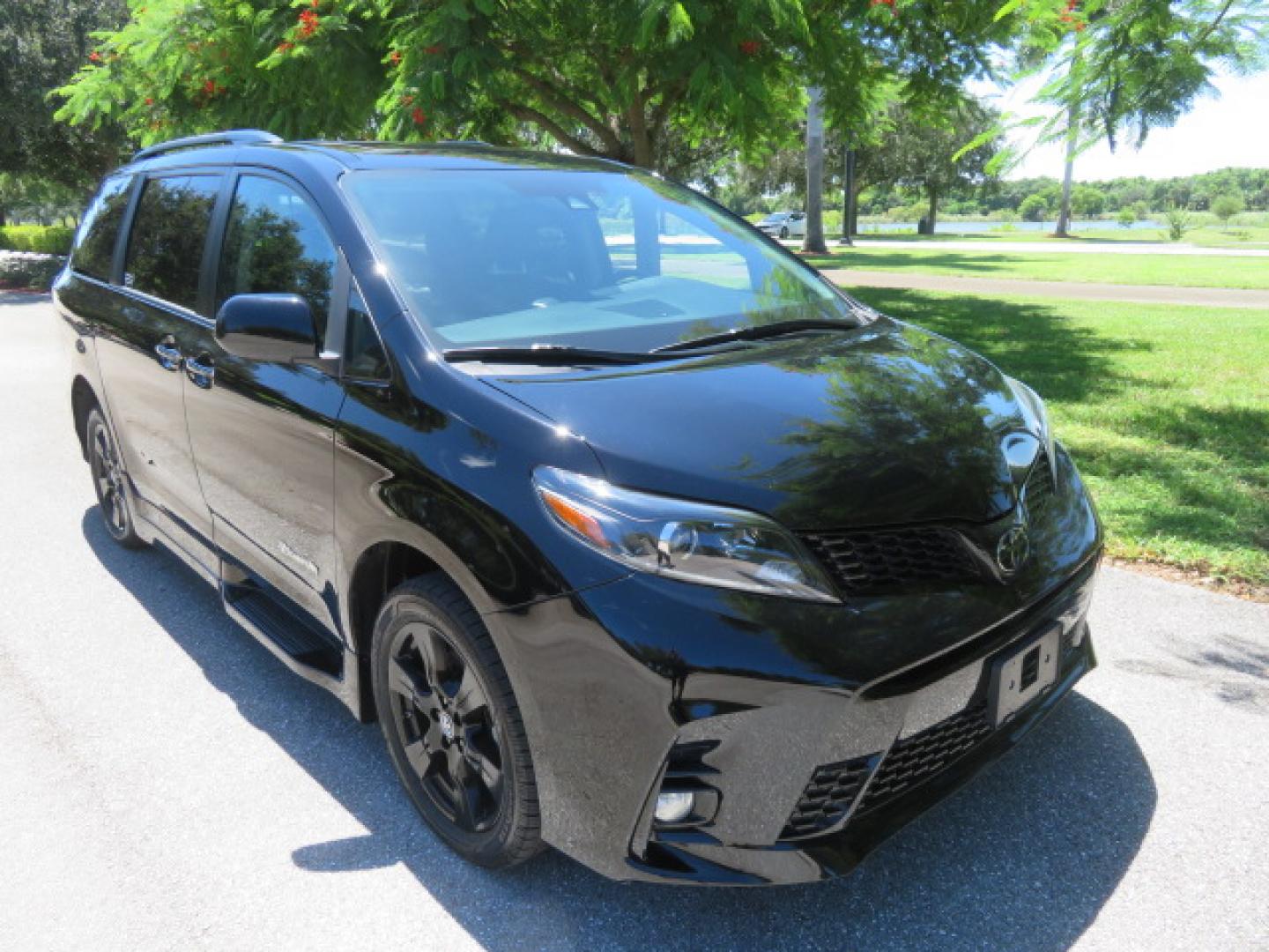 2020 Black /Black Toyota Sienna SE 8-Passenger (5TDXZ3DC3LS) with an 3.5L V6 EFI DOHC 24V engine, 8A transmission, located at 4301 Oak Circle #19, Boca Raton, FL, 33431, (954) 561-2499, 26.388472, -80.084045- Photo#19