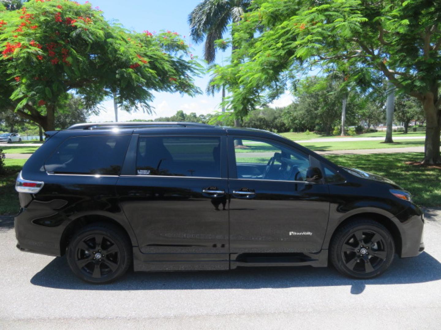 2020 Black /Black Toyota Sienna SE 8-Passenger (5TDXZ3DC3LS) with an 3.5L V6 EFI DOHC 24V engine, 8A transmission, located at 4301 Oak Circle #19, Boca Raton, FL, 33431, (954) 561-2499, 26.388472, -80.084045- Photo#18