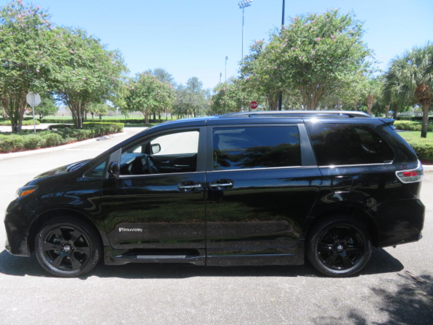 2020 Black /Black Toyota Sienna SE 8-Passenger (5TDXZ3DC3LS) with an 3.5L V6 EFI DOHC 24V engine, 8A transmission, located at 4301 Oak Circle #19, Boca Raton, FL, 33431, (954) 561-2499, 26.388472, -80.084045- Photo#23