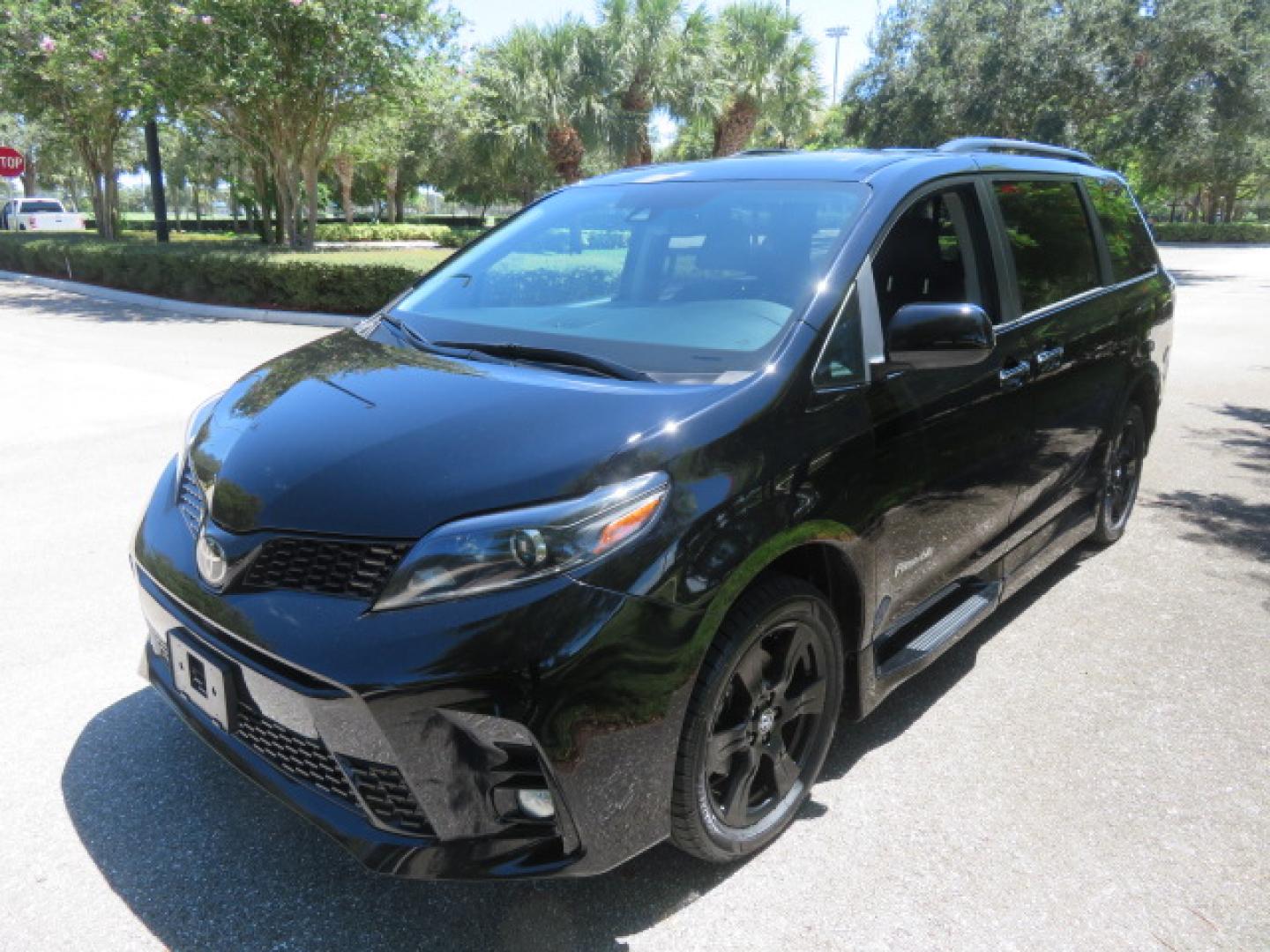 2020 Black /Black Toyota Sienna SE 8-Passenger (5TDXZ3DC3LS) with an 3.5L V6 EFI DOHC 24V engine, 8A transmission, located at 4301 Oak Circle #19, Boca Raton, FL, 33431, (954) 561-2499, 26.388472, -80.084045- Photo#21