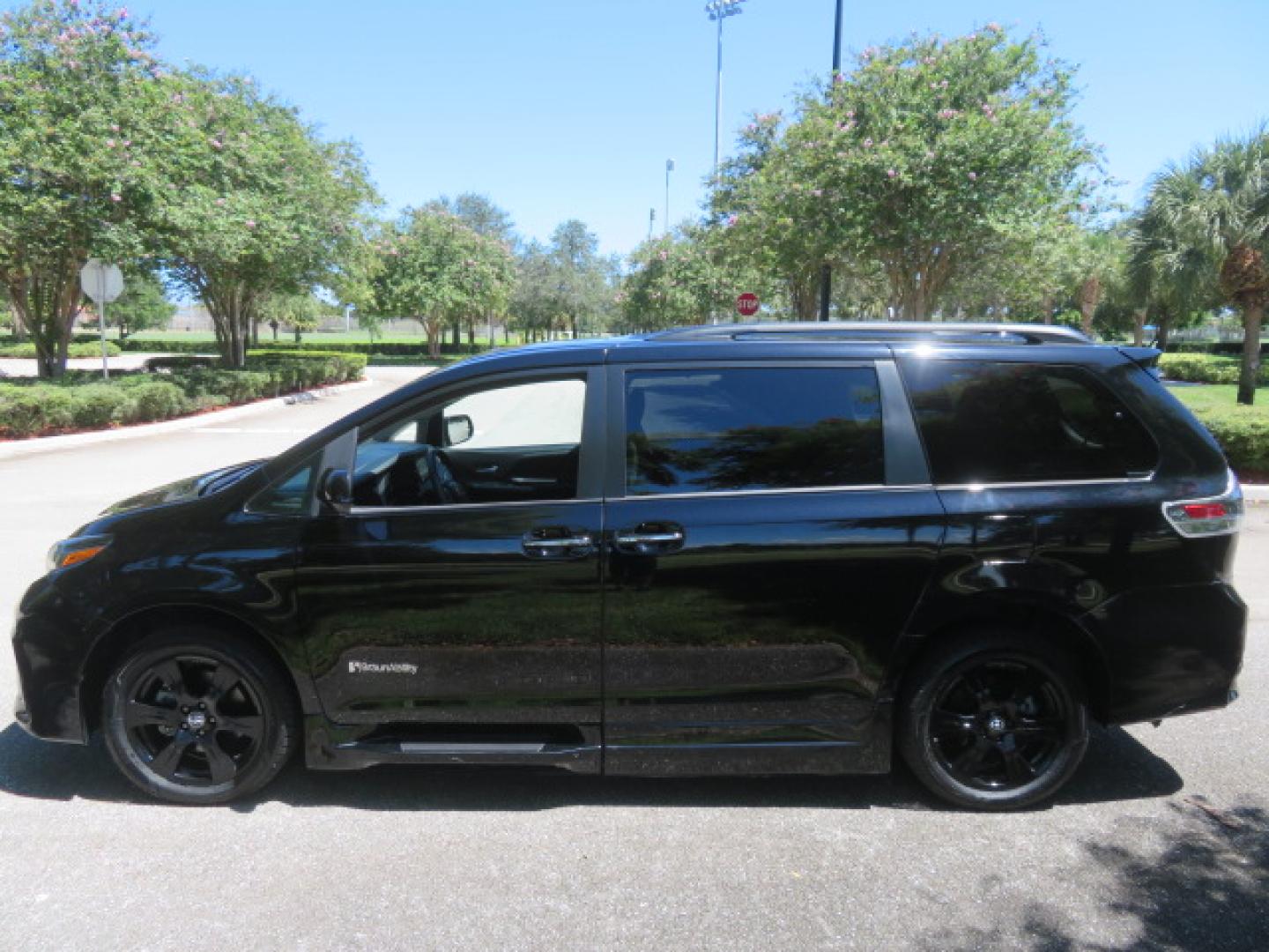 2020 Black /Black Toyota Sienna SE 8-Passenger (5TDXZ3DC3LS) with an 3.5L V6 EFI DOHC 24V engine, 8A transmission, located at 4301 Oak Circle #19, Boca Raton, FL, 33431, (954) 561-2499, 26.388472, -80.084045- Photo#22