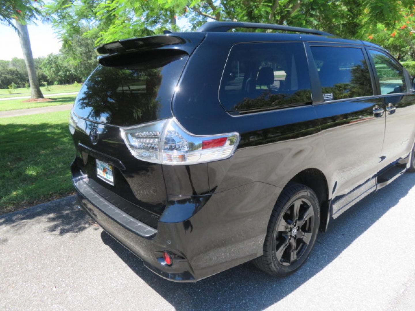 2020 Black /Black Toyota Sienna SE 8-Passenger (5TDXZ3DC3LS) with an 3.5L V6 EFI DOHC 24V engine, 8A transmission, located at 4301 Oak Circle #19, Boca Raton, FL, 33431, (954) 561-2499, 26.388472, -80.084045- Photo#26